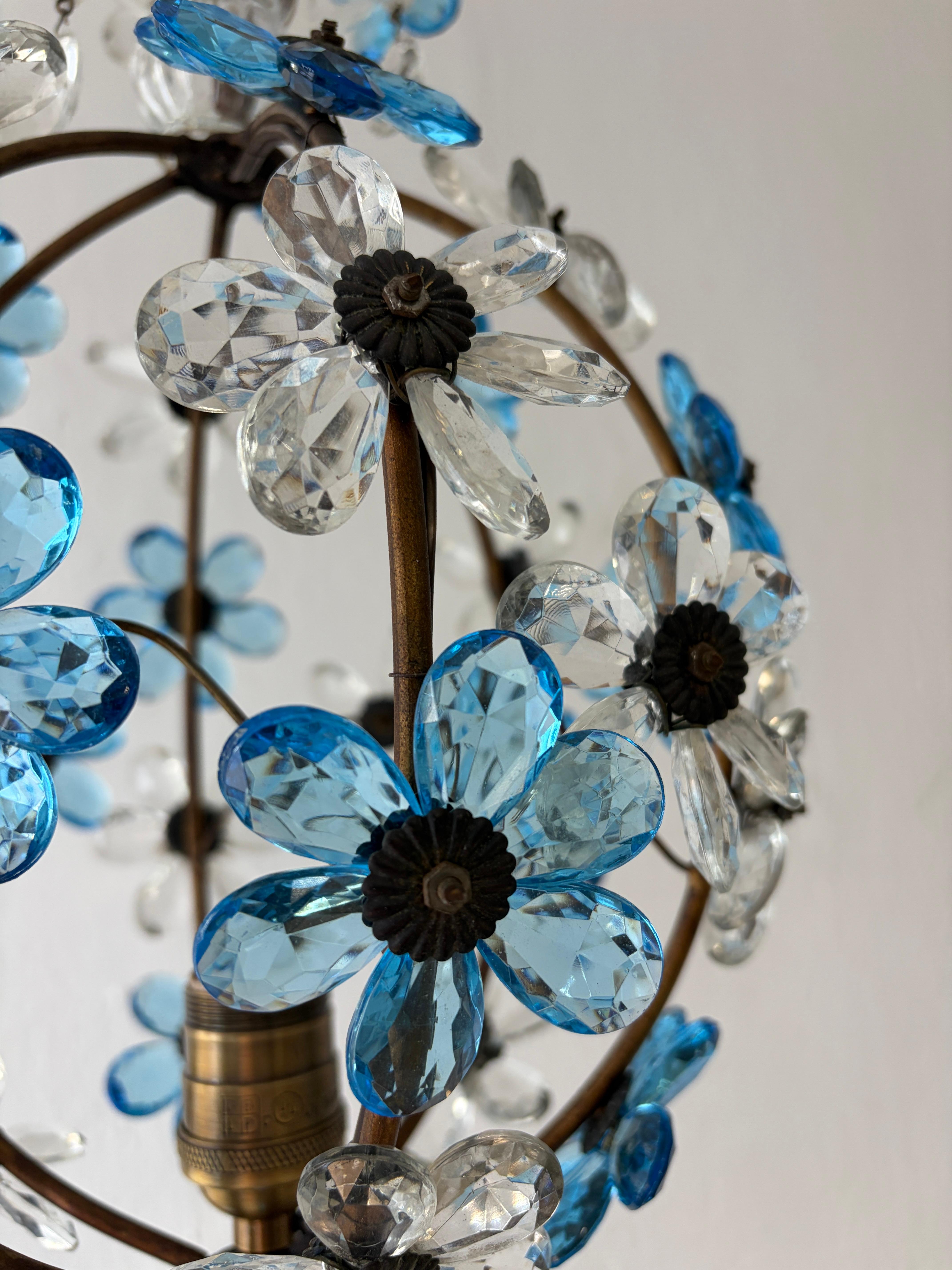 French Blue Flower Ball Crystal Prisms Maison Baguès Style Chandelier, 1920s In Good Condition For Sale In Firenze, Toscana