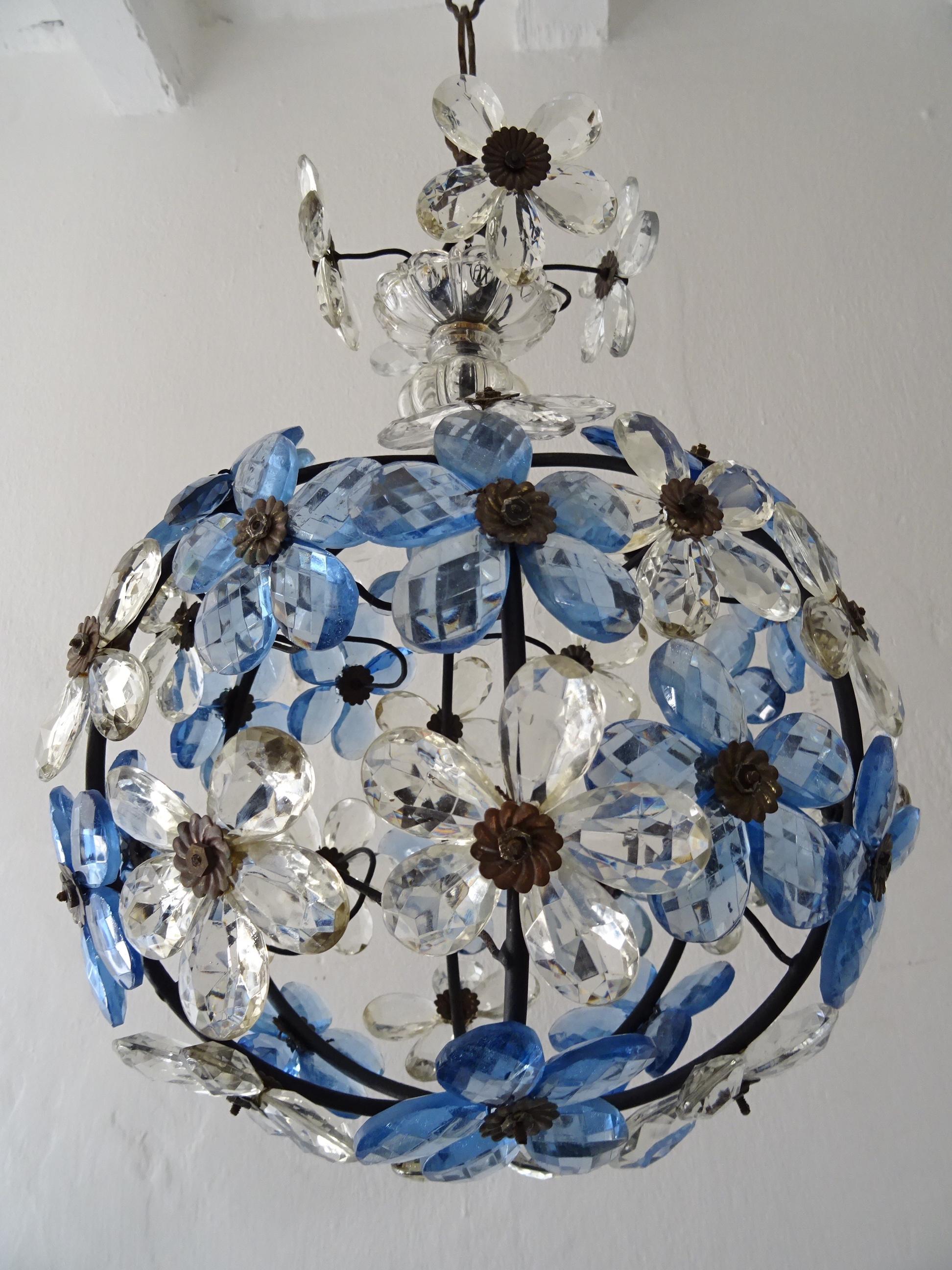 French Blue Flower Ball Crystal Prisms Maison Baguès Style Chandelier In Good Condition In Firenze, Toscana
