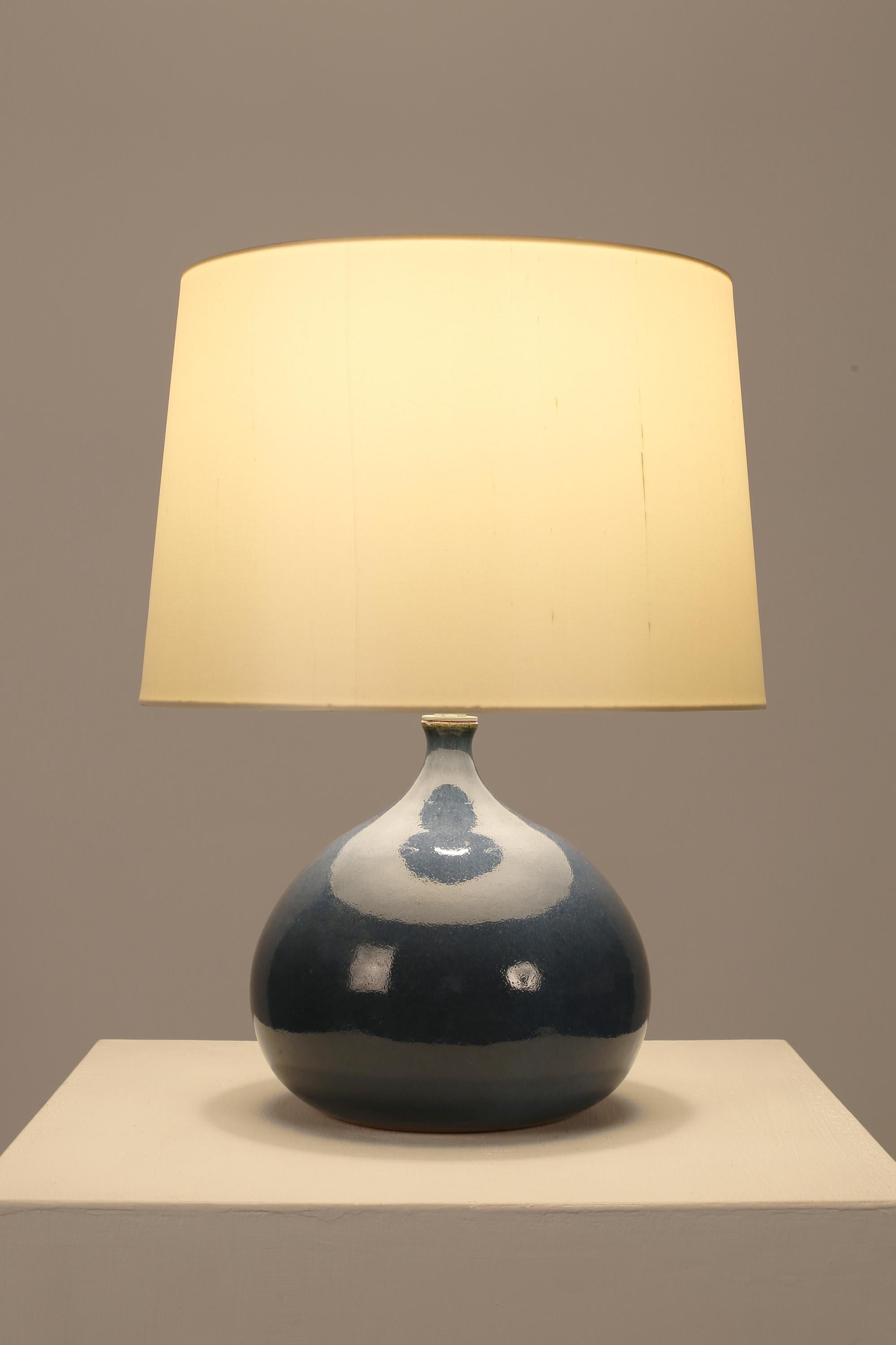Lampe de table en grès émaillé bleu tacheté, de forme trapue et en forme de goutte d'eau, de Jean-Marie Marcaggi, à la manière de Jacques et Dani Ruelland. France, fin du 20e siècle. Livré avec un abat-jour en soie dupion blanc cassé.