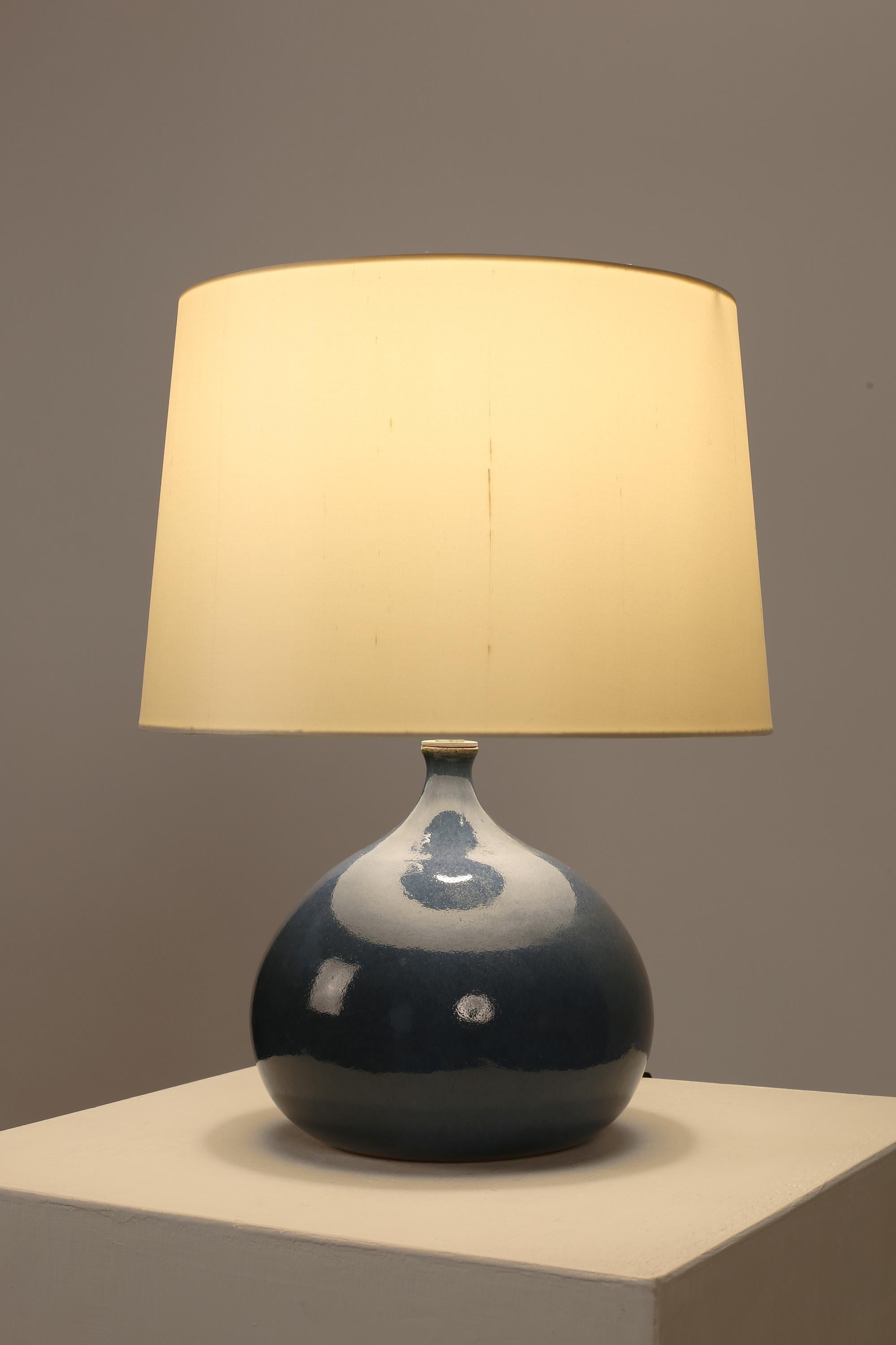 Français Lampe de bureau française émaillée bleue de style Ruelland