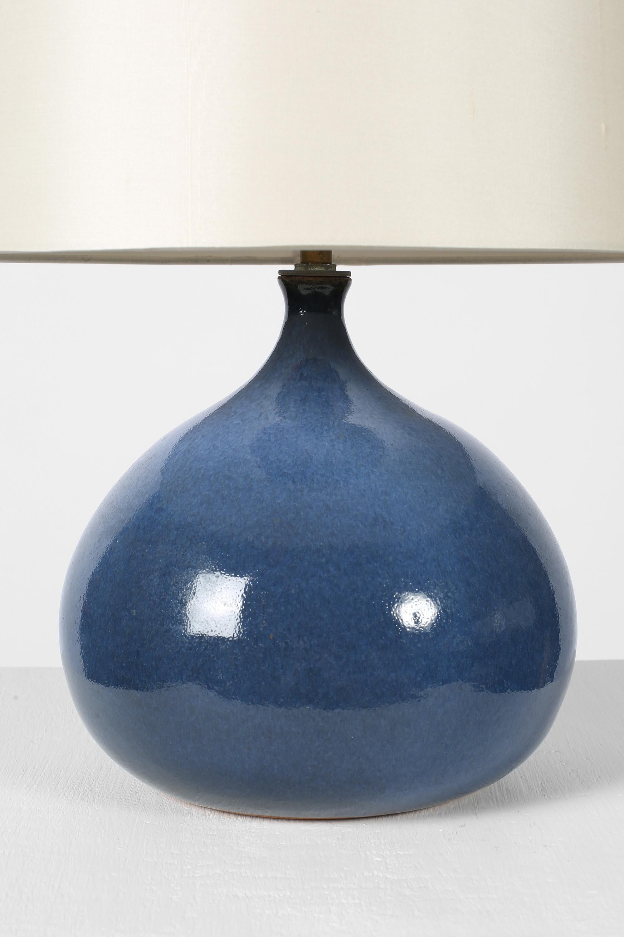 Lampe de bureau française émaillée bleue de style Ruelland Bon état à London, GB