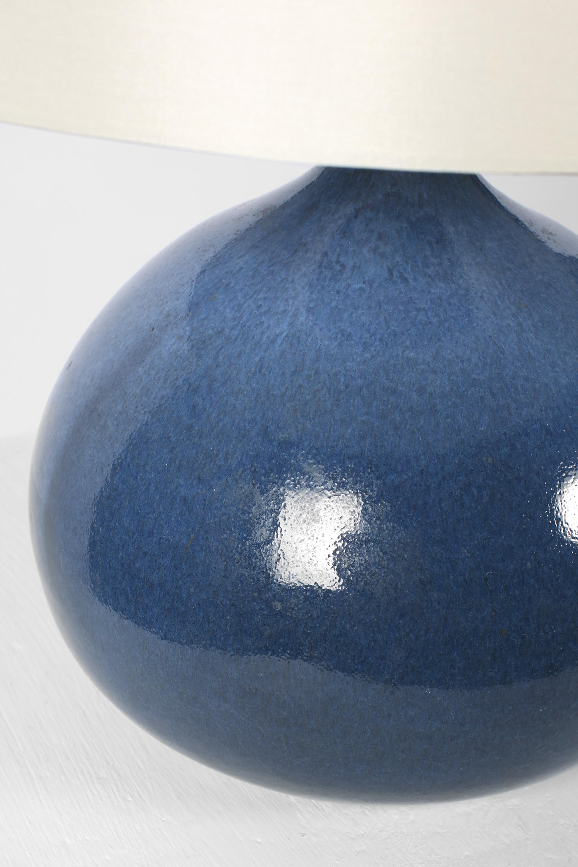 20ième siècle Lampe de bureau française émaillée bleue de style Ruelland