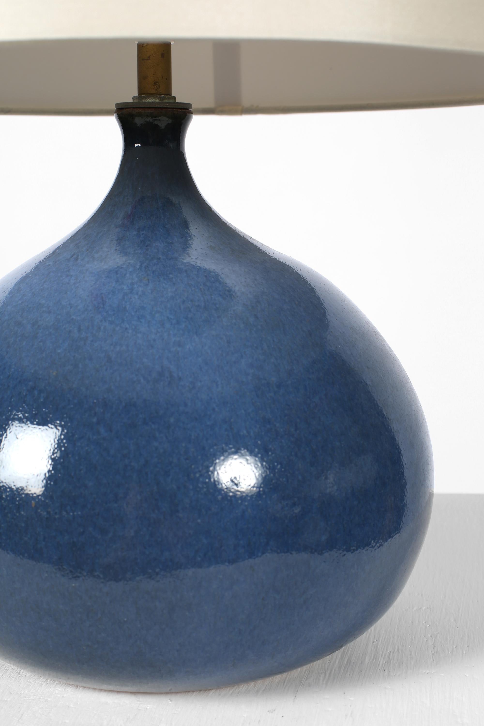 Lampe de bureau française émaillée bleue de style Ruelland 1