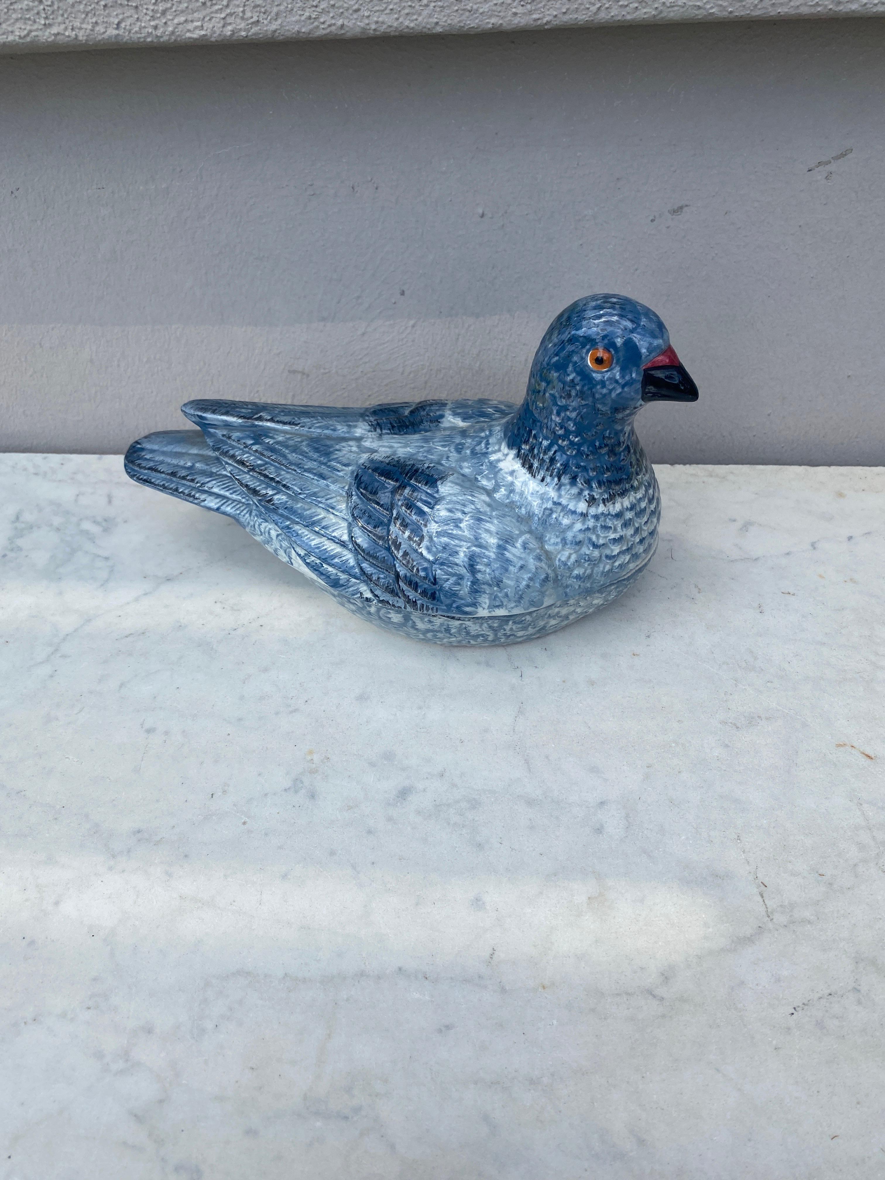 Très rare soupière à pigeon en majolique bleue, non signée, vers 1950.