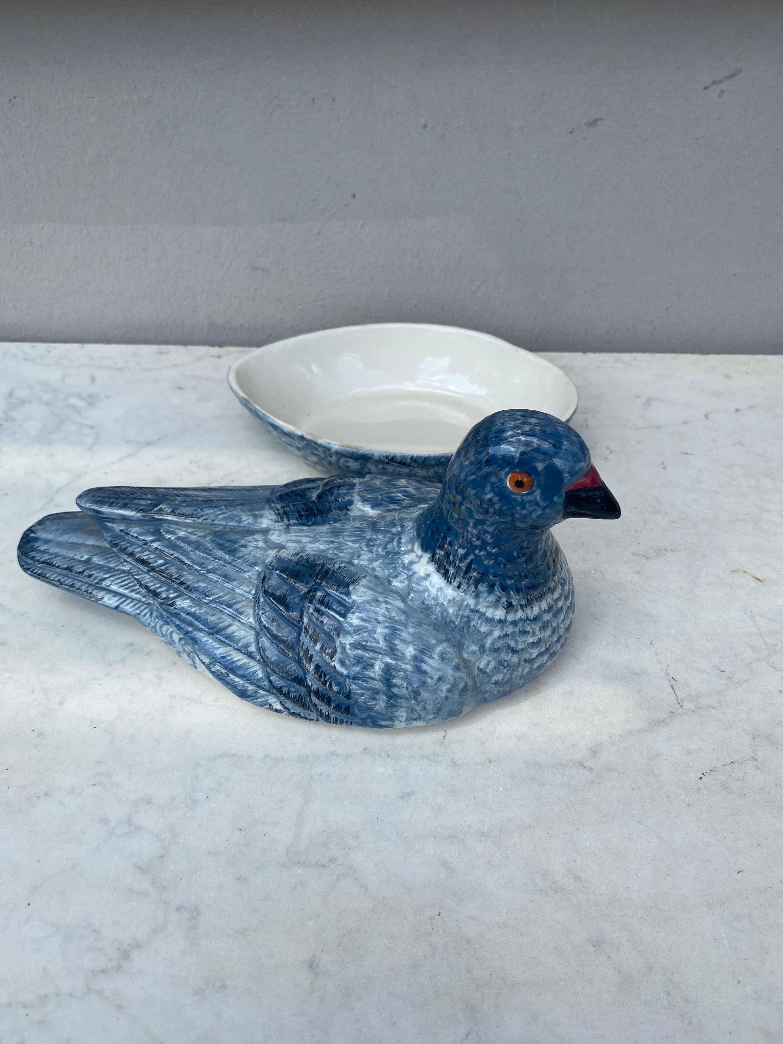 Rustique Soupière à pigeon en majolique bleue, vers 1950