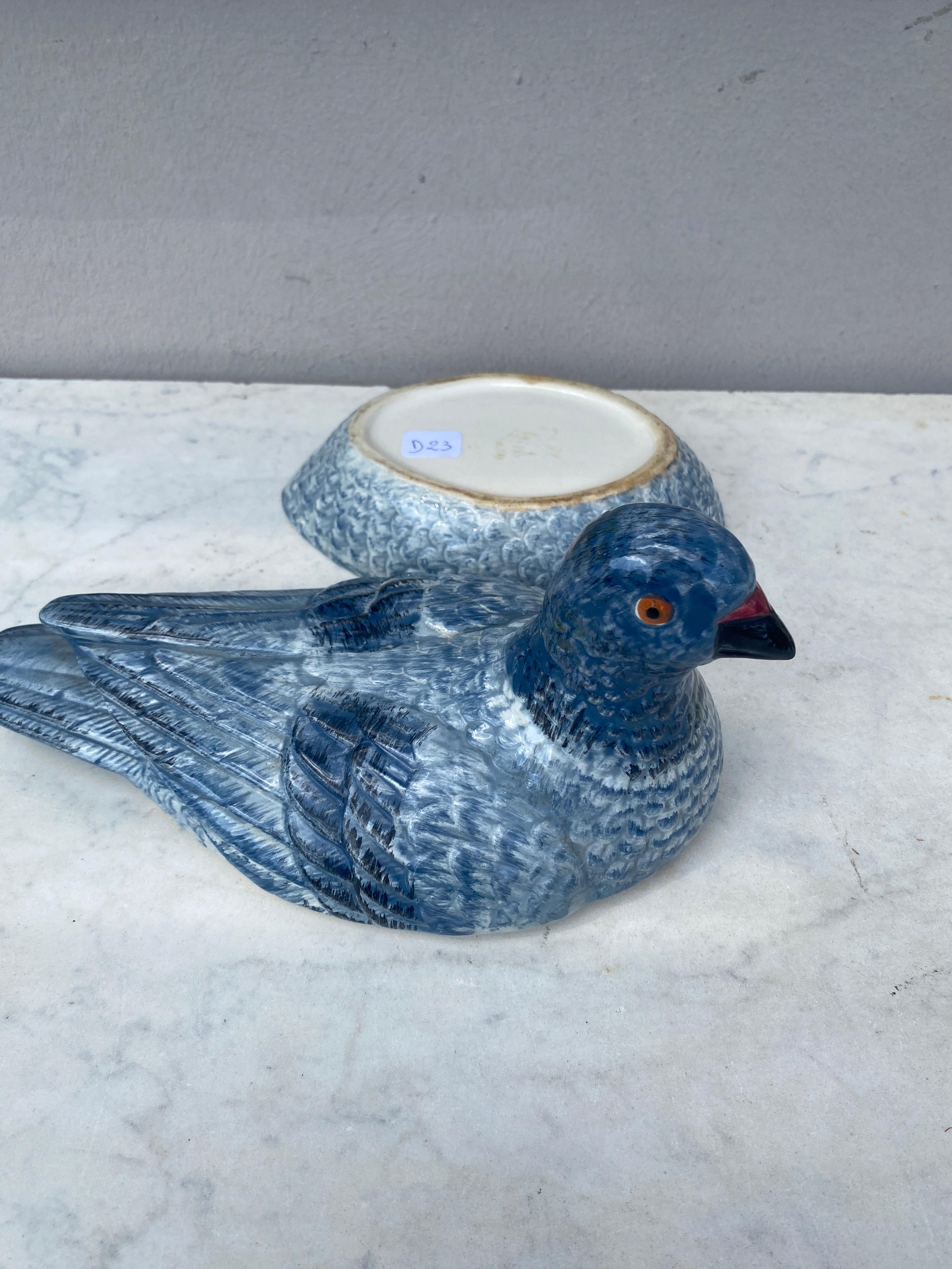 Français Soupière à pigeon en majolique bleue, vers 1950