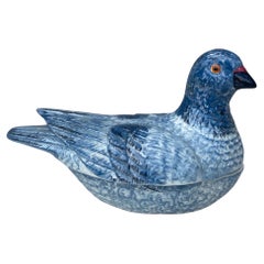 Soupière à pigeon en majolique bleue, vers 1950