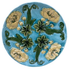 Französischer blauer Majolika-Teller mit gelben Blumen, um 1890