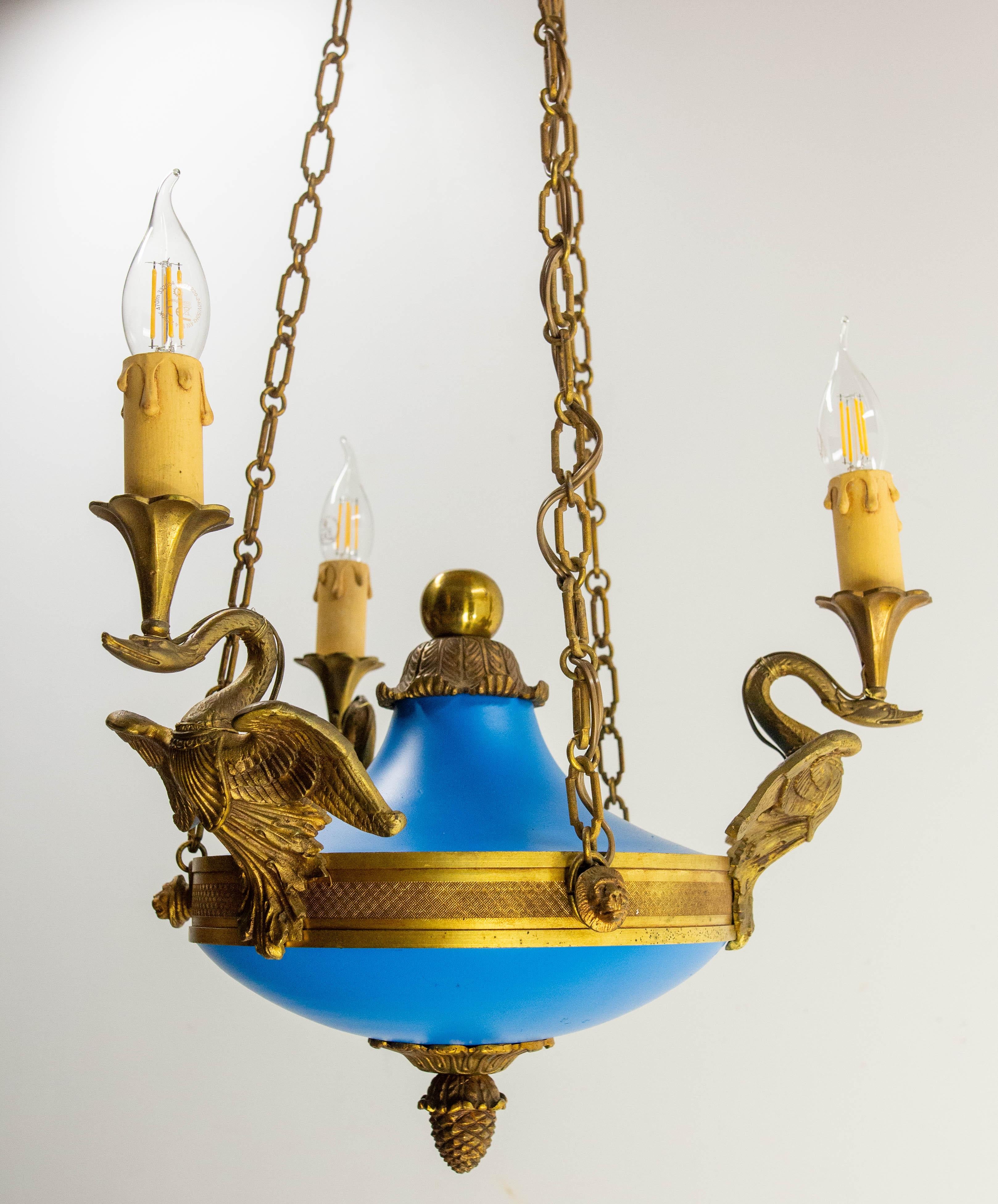 Colgante de techo de metal y latón azul francés estilo Napoleón III, hacia 1960 en venta 6