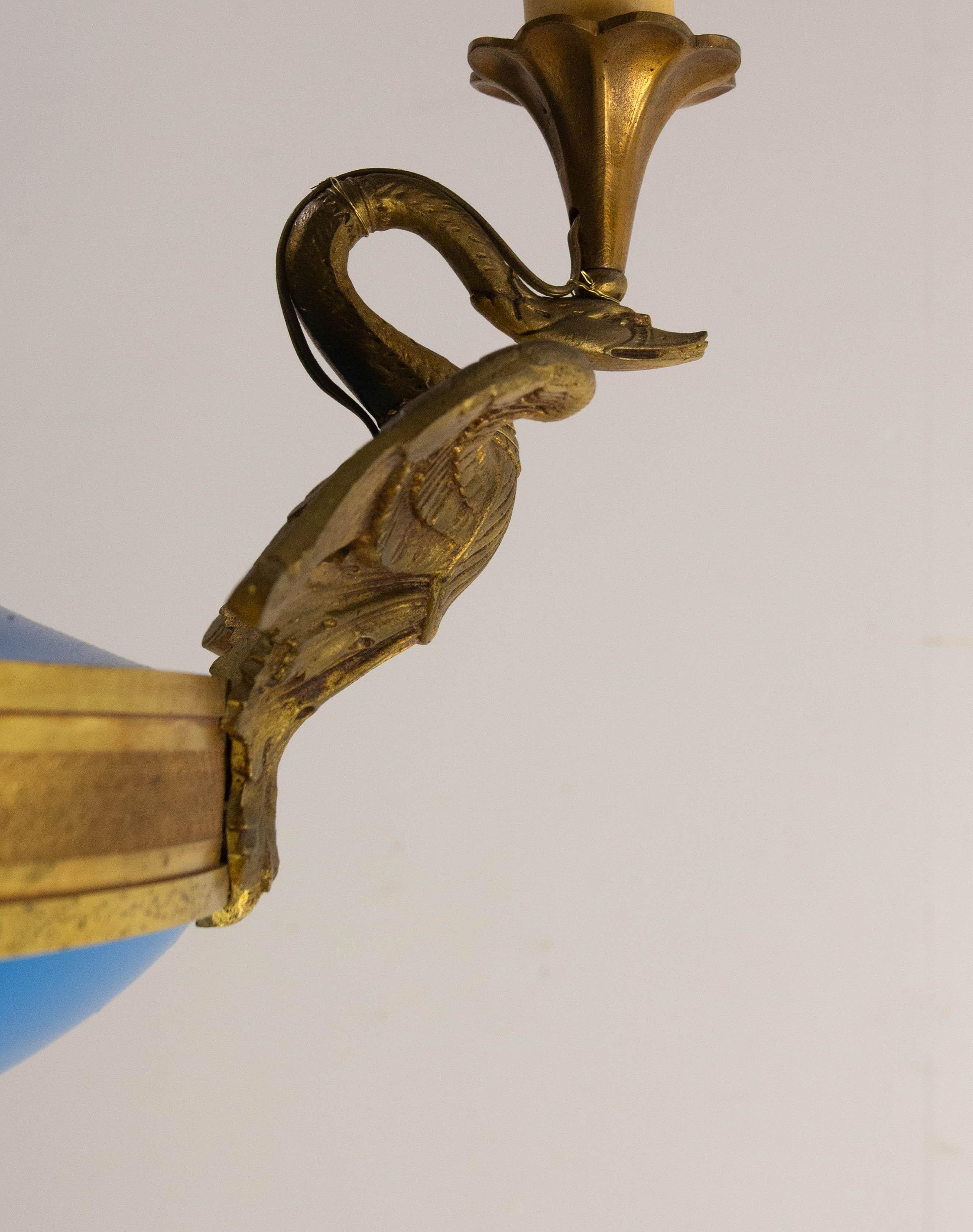 Colgante de techo de metal y latón azul francés estilo Napoleón III, hacia 1960 en venta 7