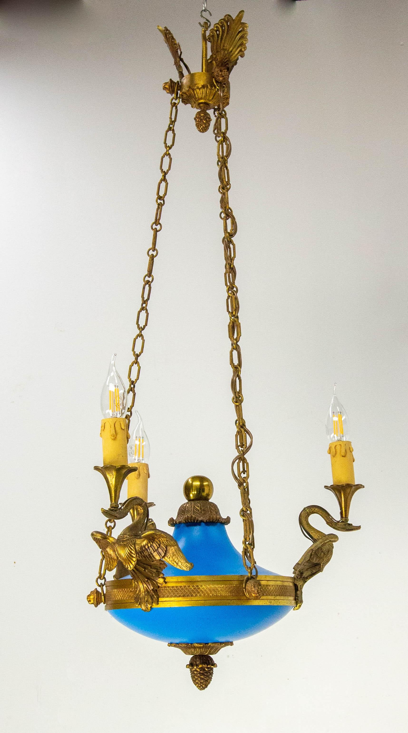 Colgante de techo de metal y latón azul francés estilo Napoleón III, hacia 1960 en venta 11