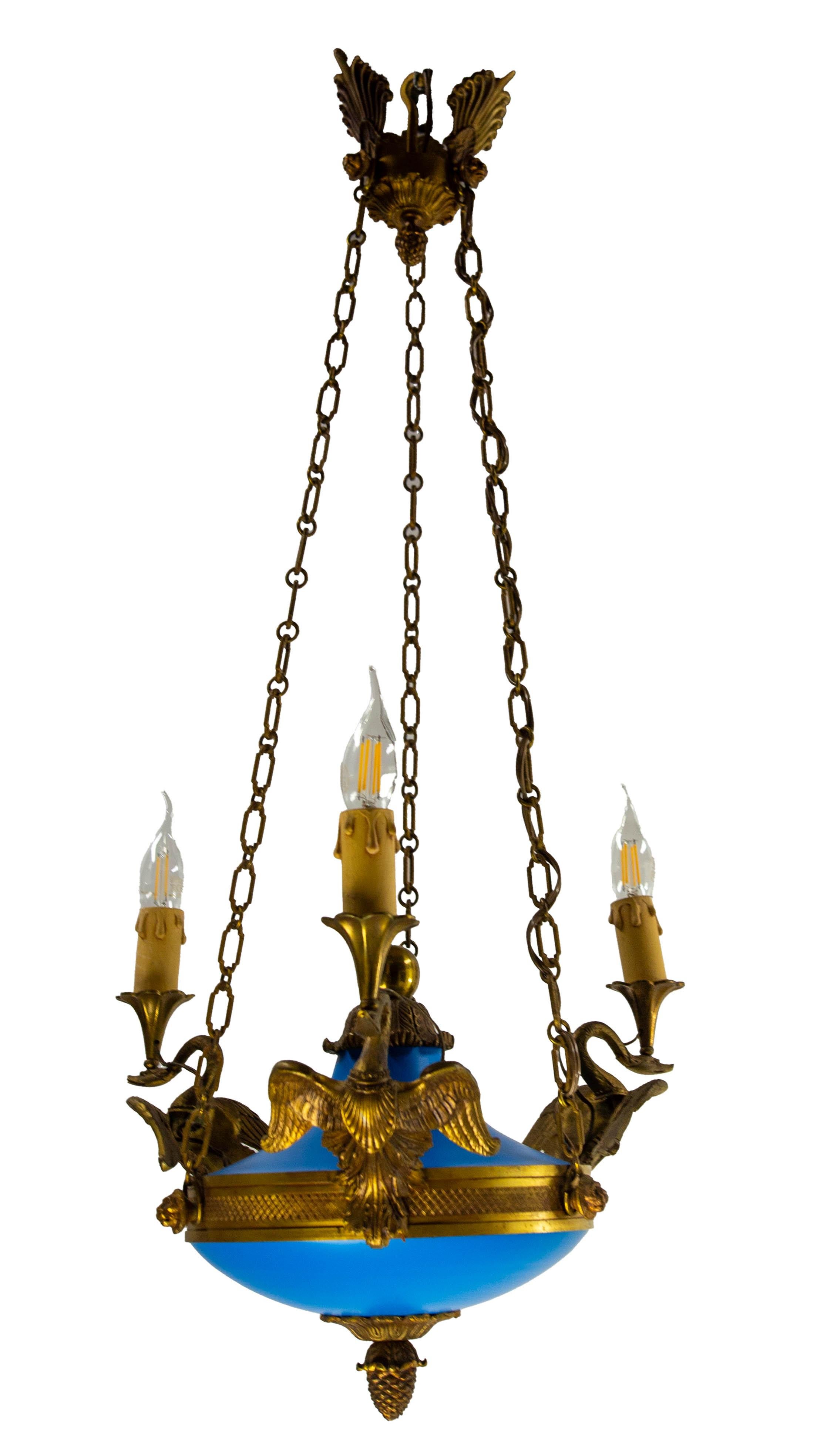 Colgante de techo azul de mediados de siglo con cuatro cisnes y cabezas de lomo. Se fabricó al estilo Napoleón III.
La pintura azul se ha rehecho.
Se puede utilizar con normas estadounidenses o europeas.
La bombilla no está incluida.

Envío:
32 / 40