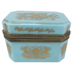 Boîte à bijoux française en opaline bleue et bronze, décoration en or peinte à la main