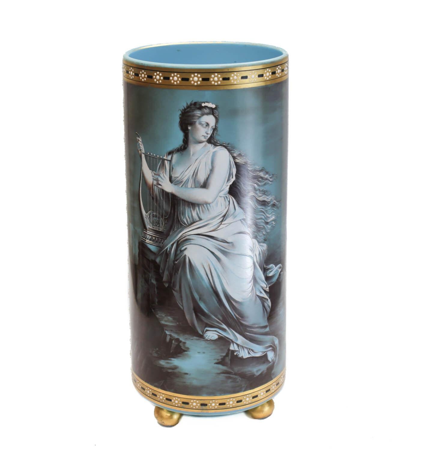 Peint à la main Vase d'art français en verre opalin bleu peint et émaillé, beauté avec harpe, vers 1900 en vente