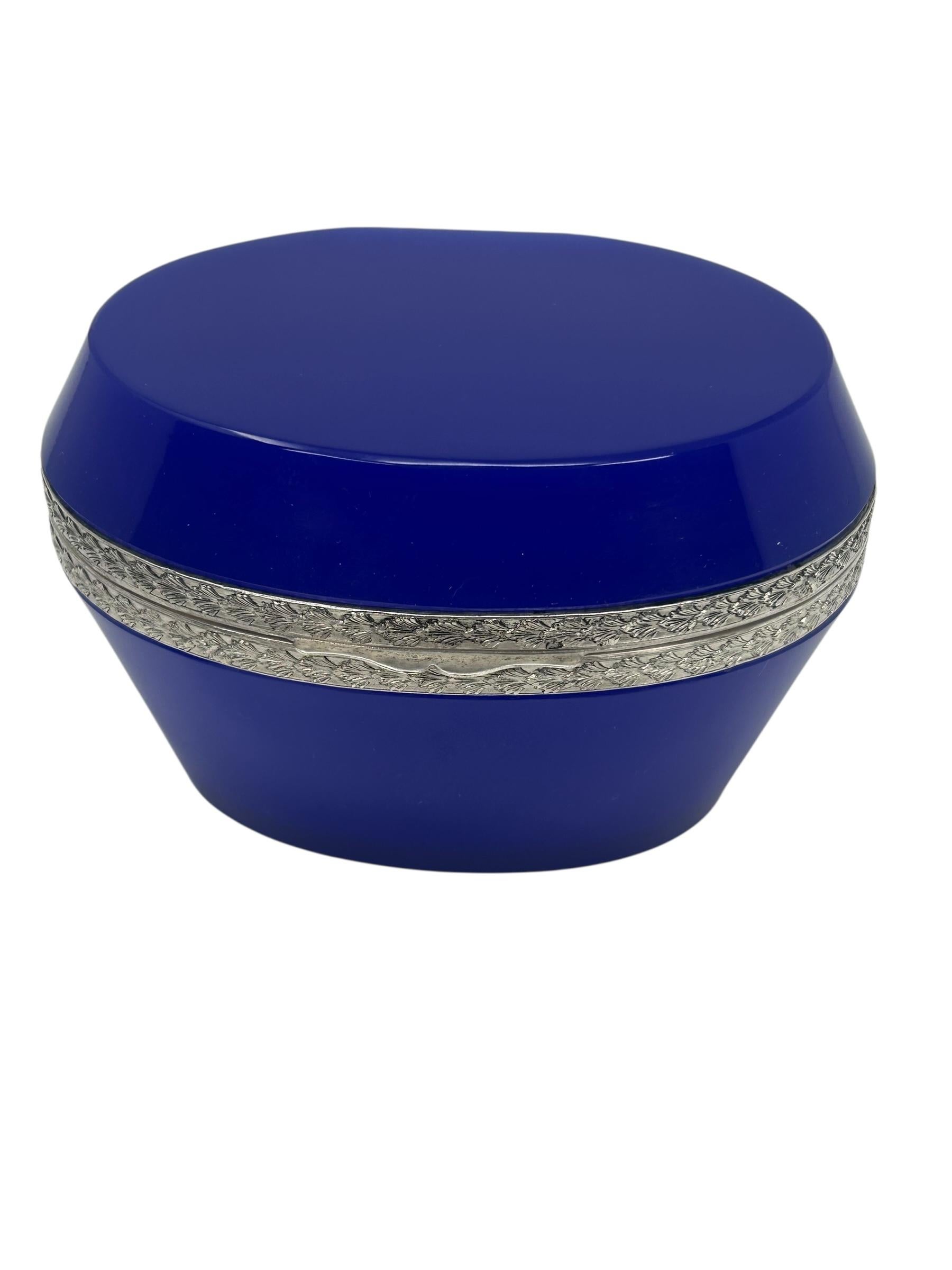 Splendida scatola French Opaline blu. Con splendide montature in argento cesellato, questa scatola è in ottime condizioni e non presenta difetti evidenti. Le scatole opaline sono diventate estremamente popolari negli ultimi anni e il colore blu è il