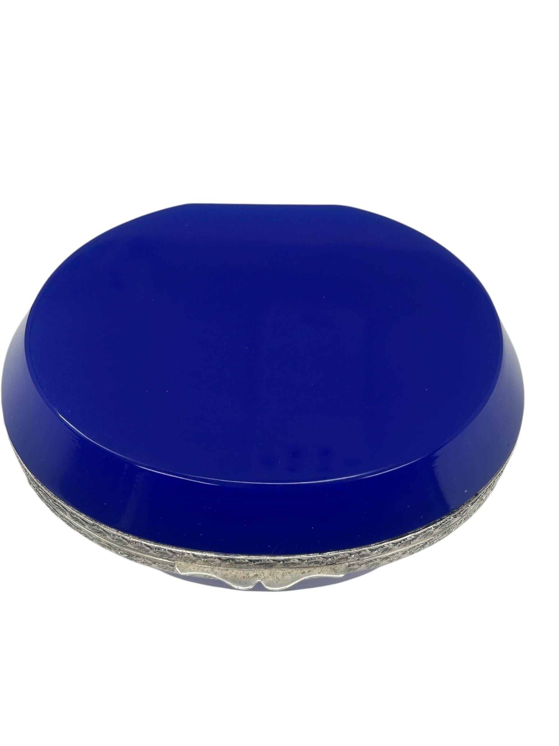 Francese Scatola French Opaline blu con supporti in argento in vendita