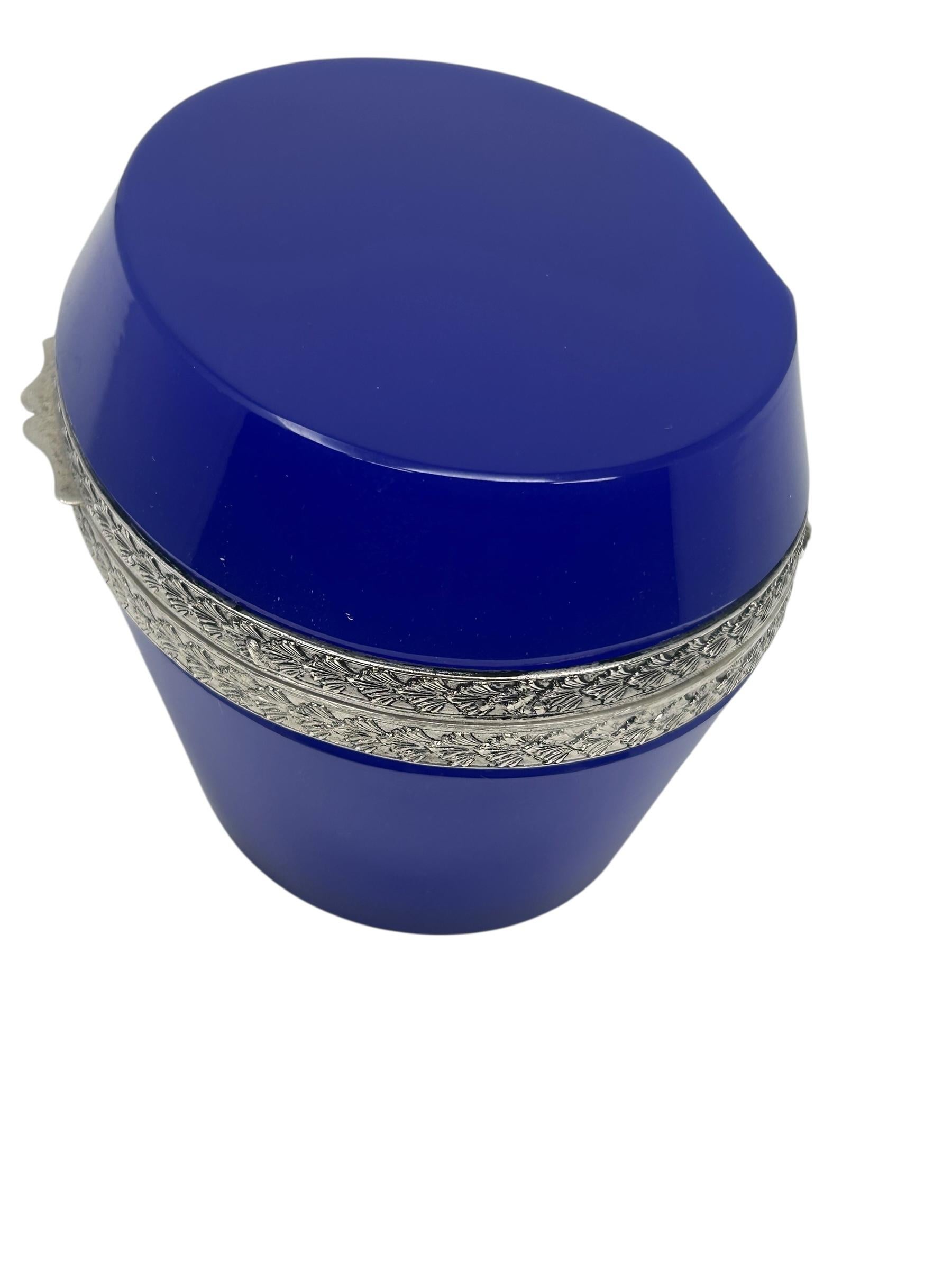 Inizio XX secolo Scatola French Opaline blu con supporti in argento in vendita