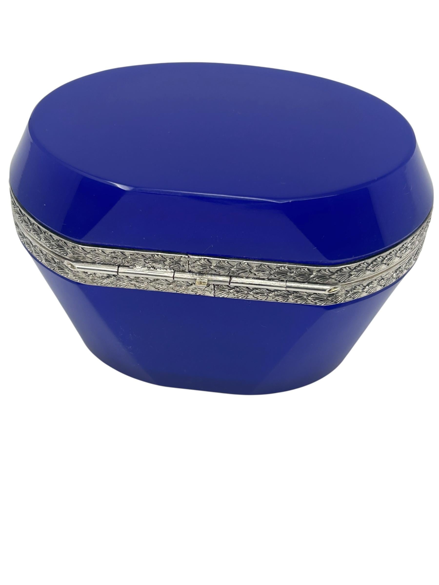 Vetro opalino Scatola French Opaline blu con supporti in argento in vendita