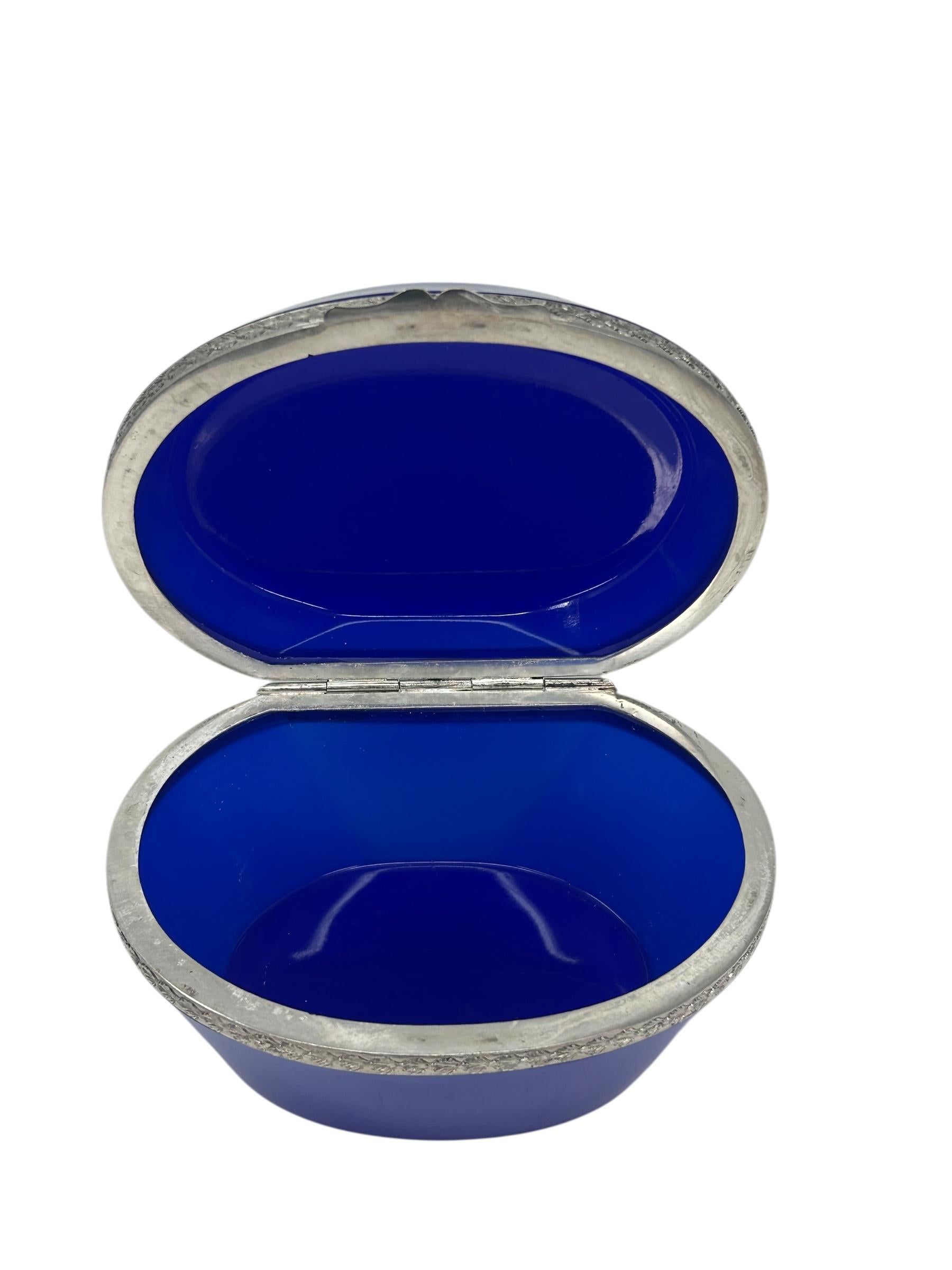 Scatola French Opaline blu con supporti in argento in vendita 1