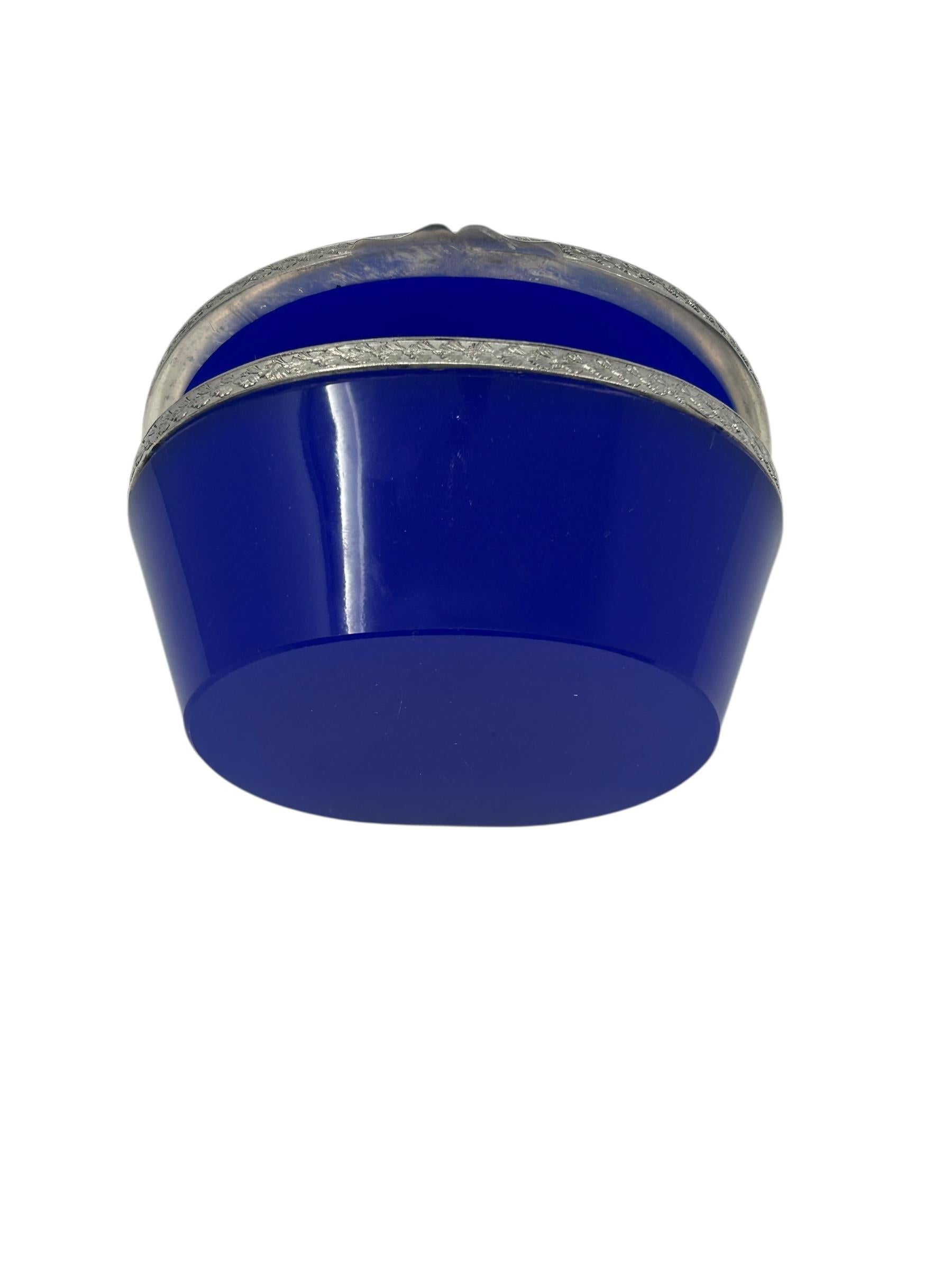 Scatola French Opaline blu con supporti in argento in vendita 2