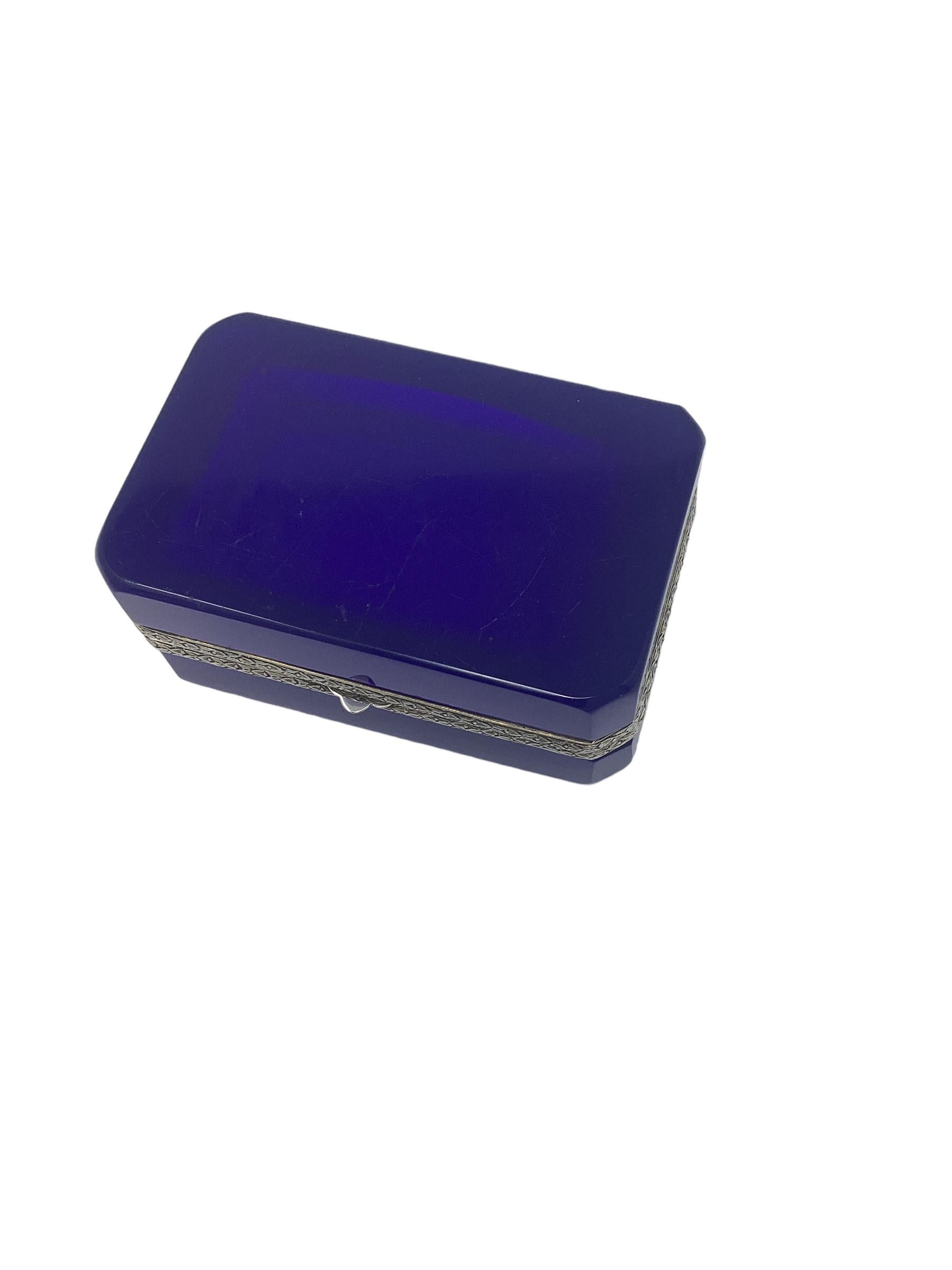 Boîte en opaline bleue française avec montures en métal argenté.