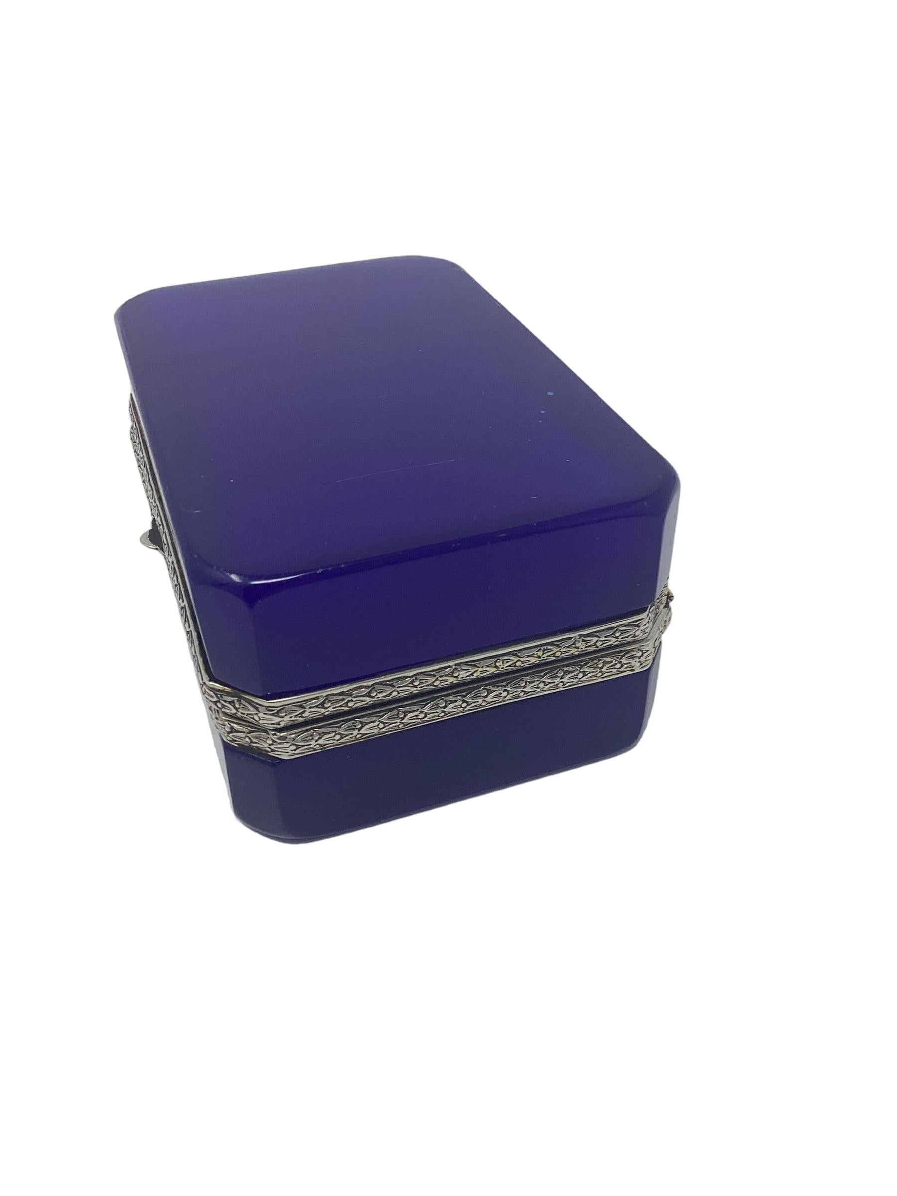 Français Boîte en opaline bleue française avec montures en métal argenté  en vente