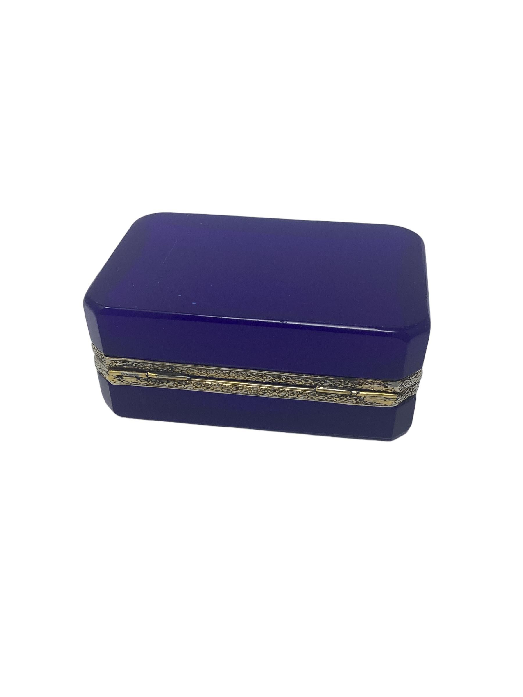 Boîte en opaline bleue française avec montures en métal argenté  Bon état - En vente à Chapel Hill, NC