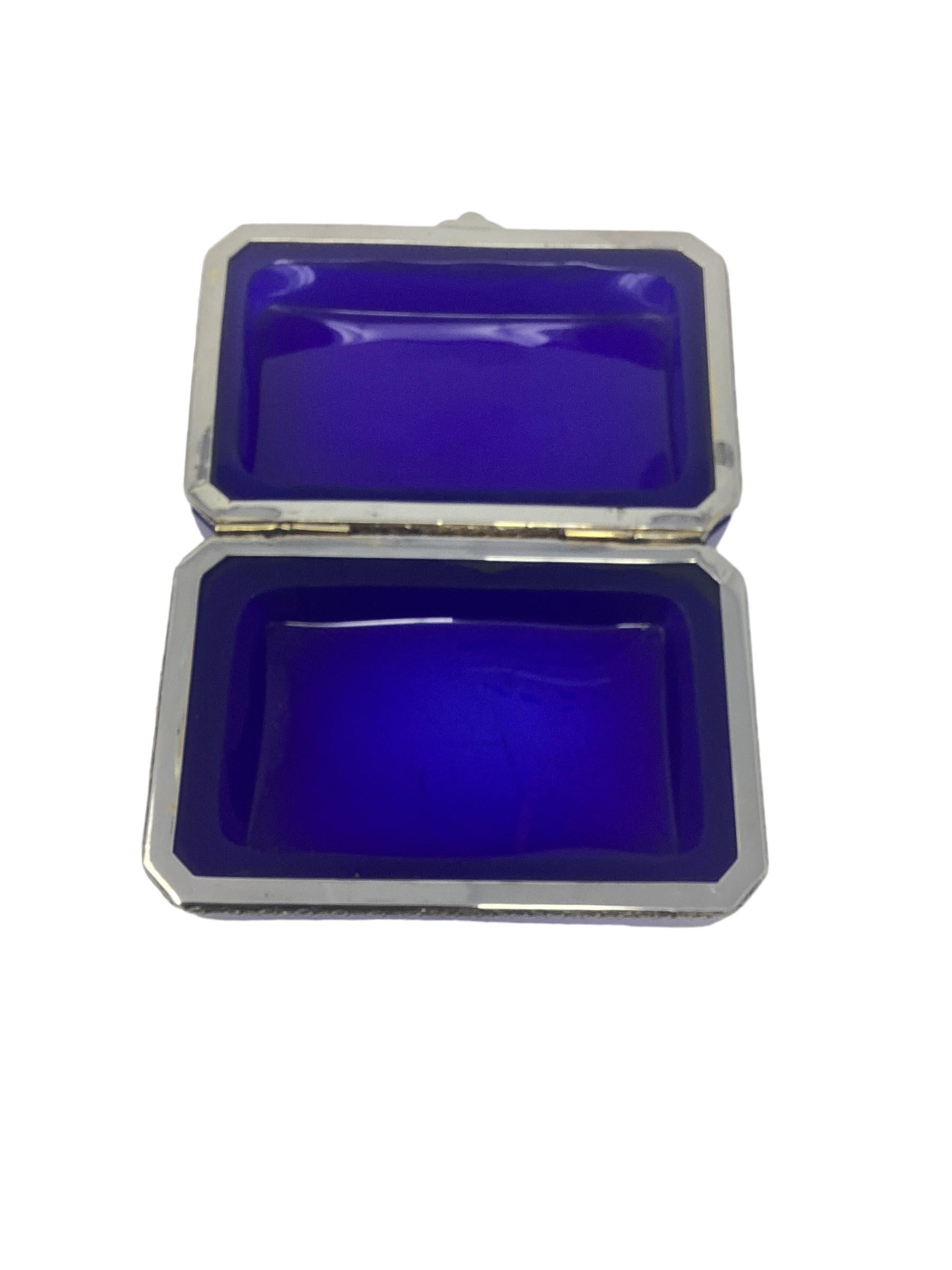 20ième siècle Boîte en opaline bleue française avec montures en métal argenté  en vente