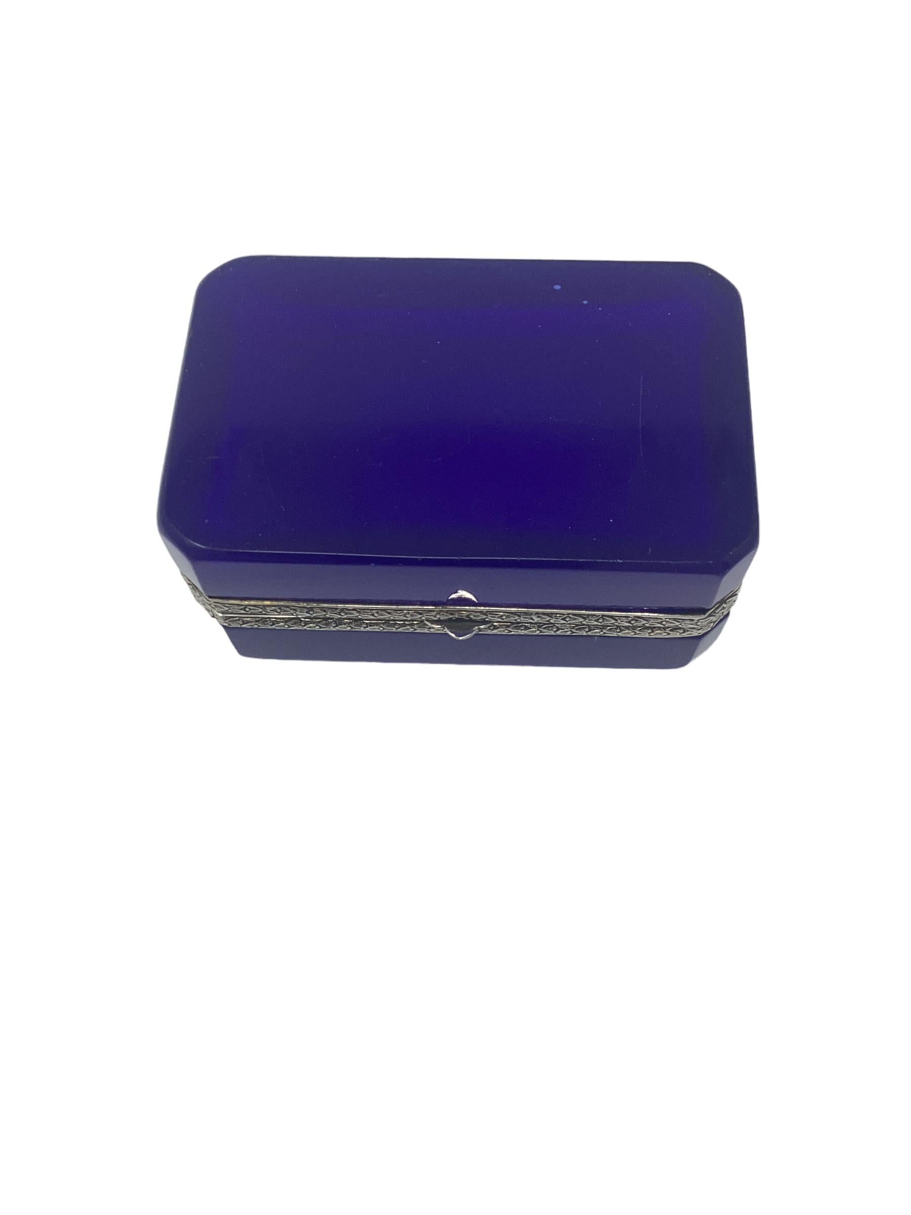 Plaqué argent Boîte en opaline bleue française avec montures en métal argenté  en vente