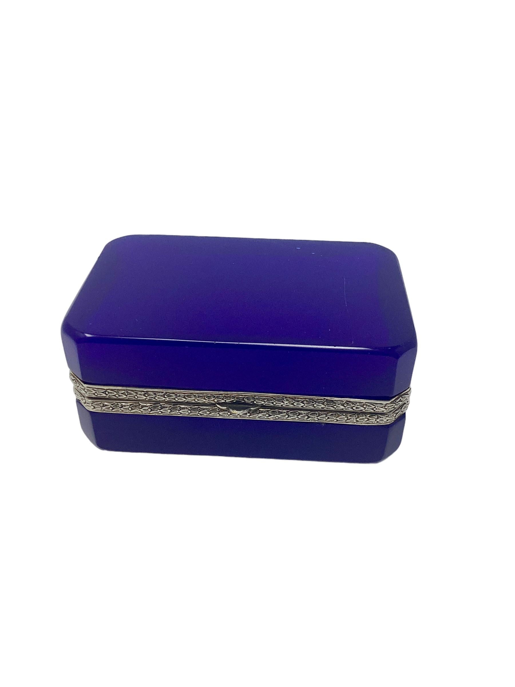 Boîte en opaline bleue française avec montures en métal argenté  en vente 1