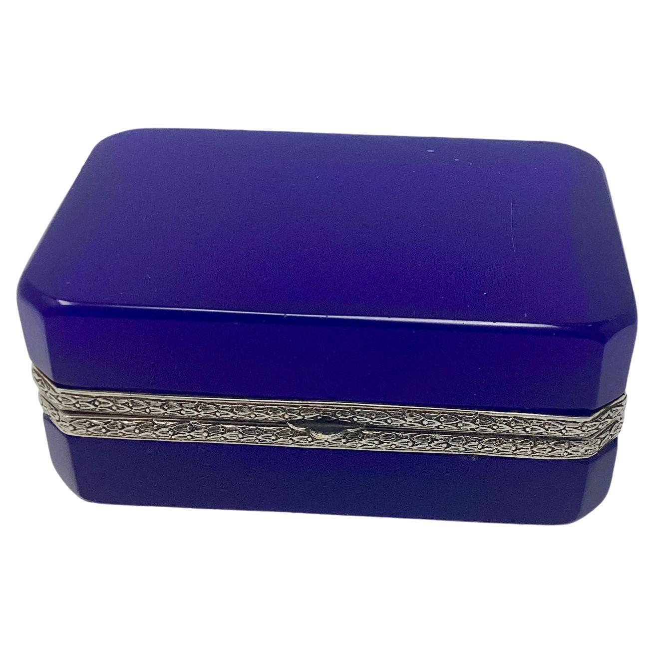 Boîte en opaline bleue française avec montures en métal argenté 