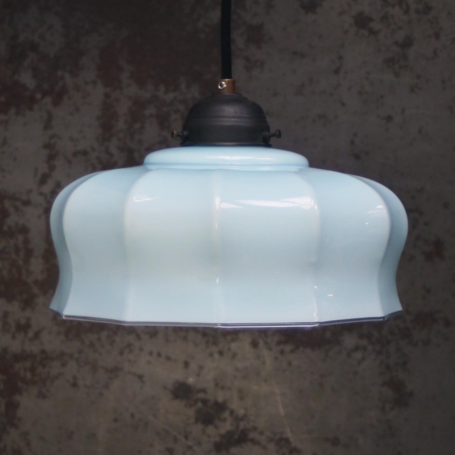 Mid-Century moderno Lampada a sospensione in ottone con vetro opalino blu French Opaline in vendita
