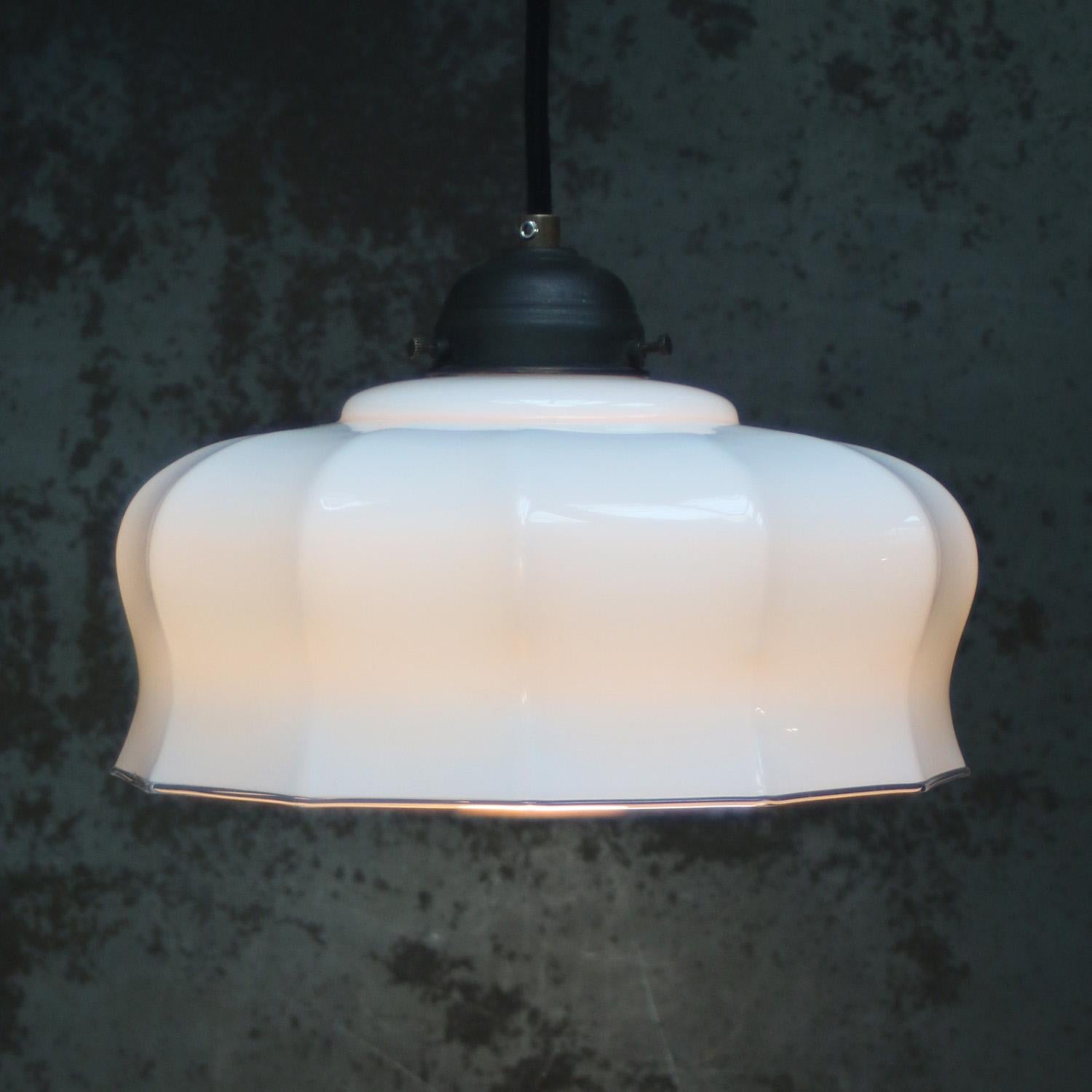 Francese Lampada a sospensione in ottone con vetro opalino blu French Opaline in vendita