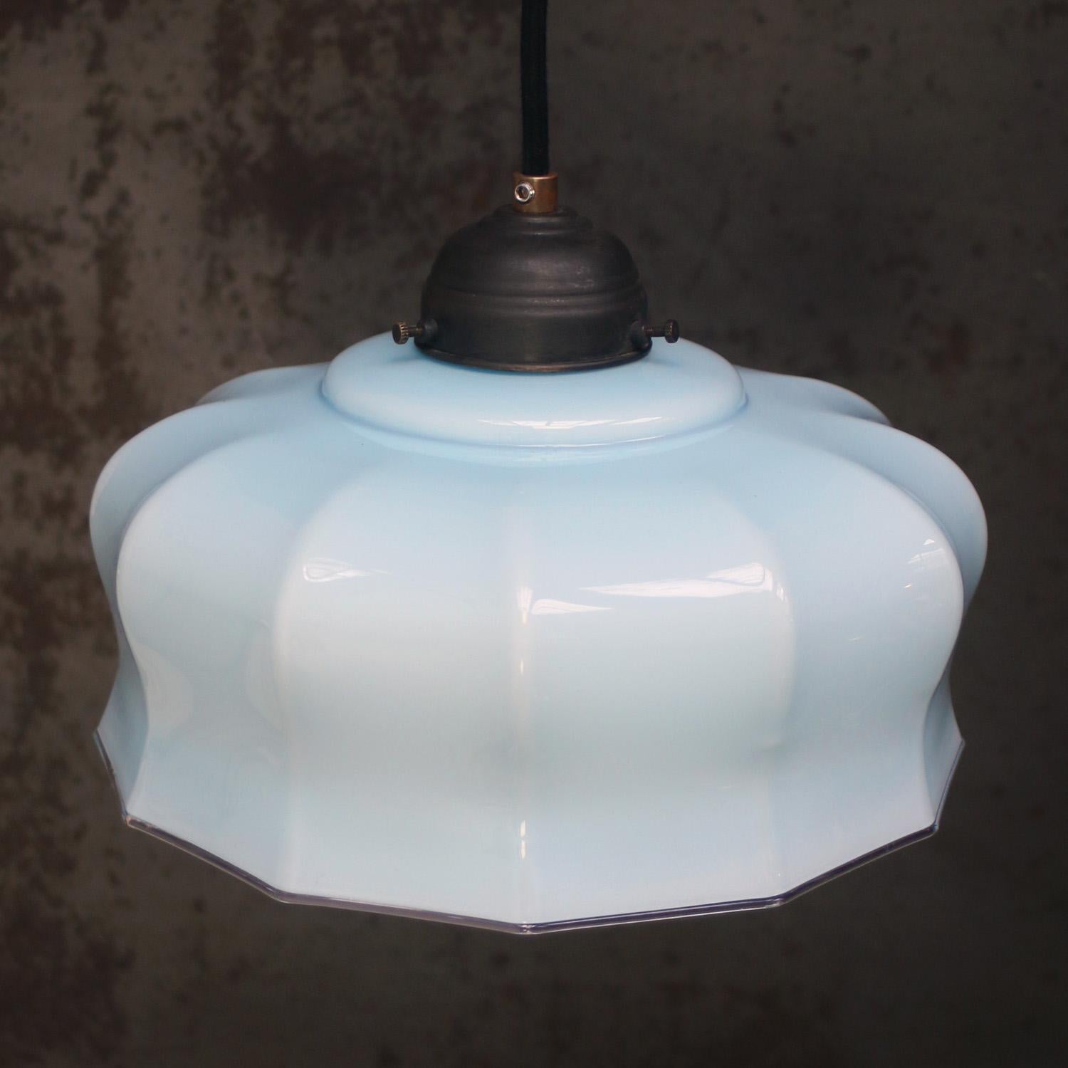 Lampada a sospensione in ottone con vetro opalino blu French Opaline In condizioni buone in vendita a Amsterdam, NL
