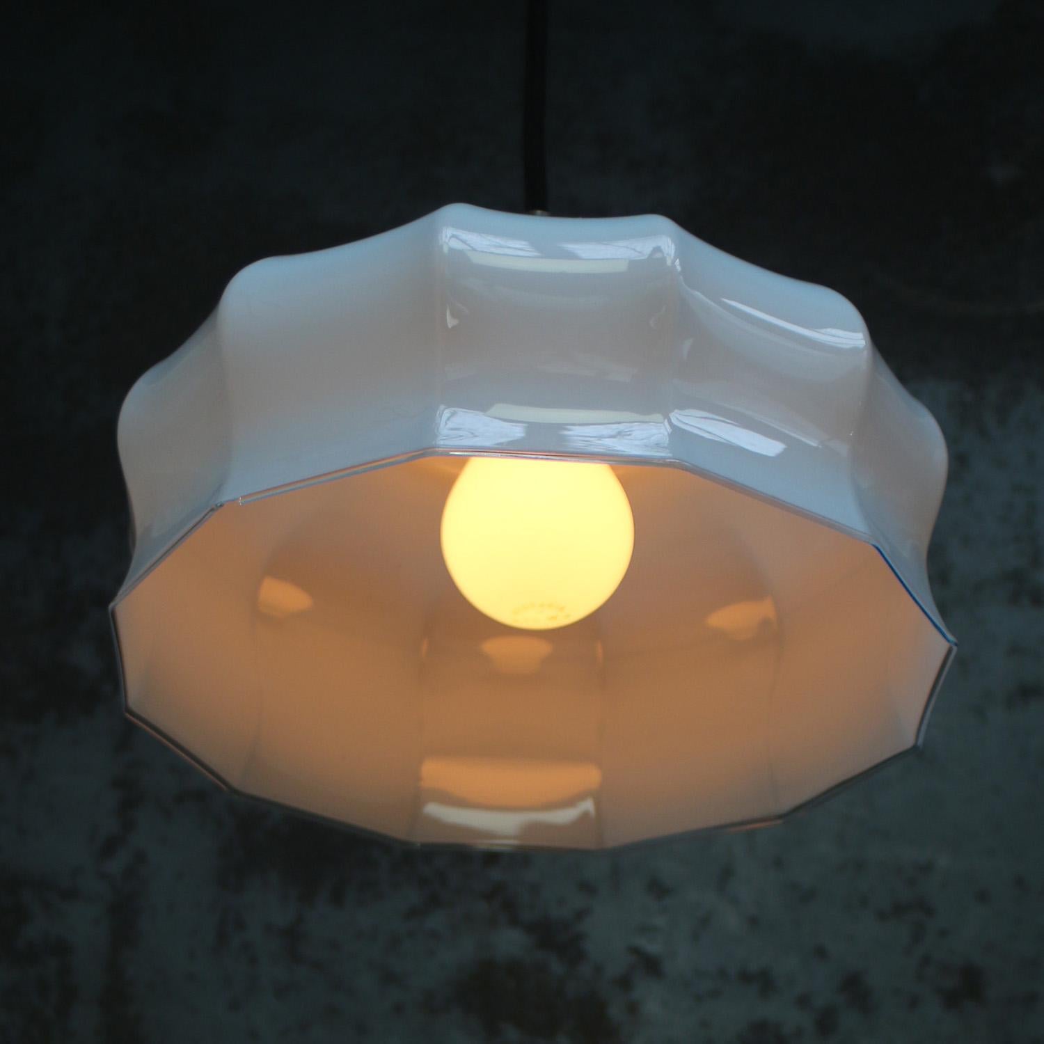 XX secolo Lampada a sospensione in ottone con vetro opalino blu French Opaline in vendita