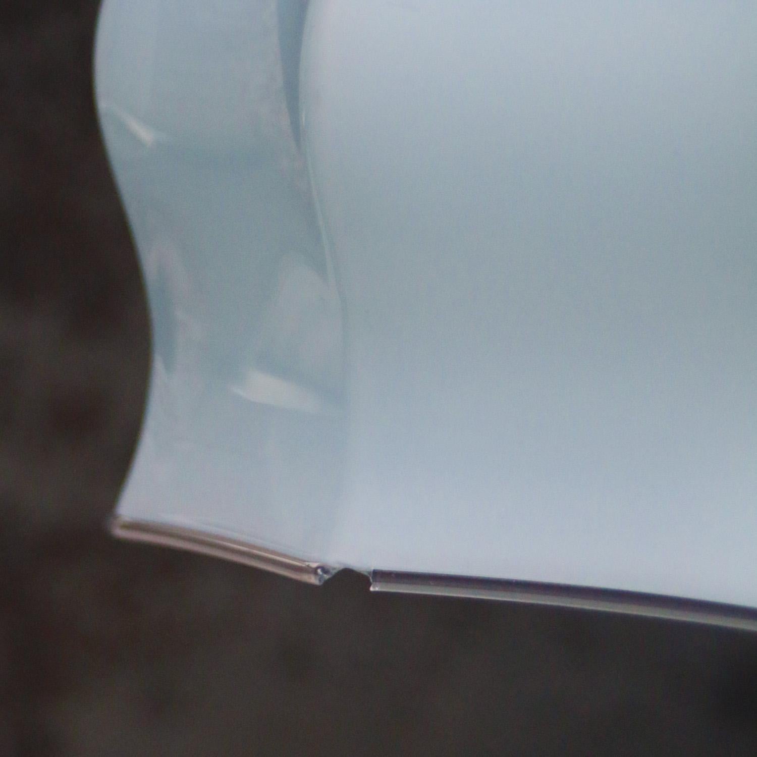 Ottone Lampada a sospensione in ottone con vetro opalino blu French Opaline in vendita