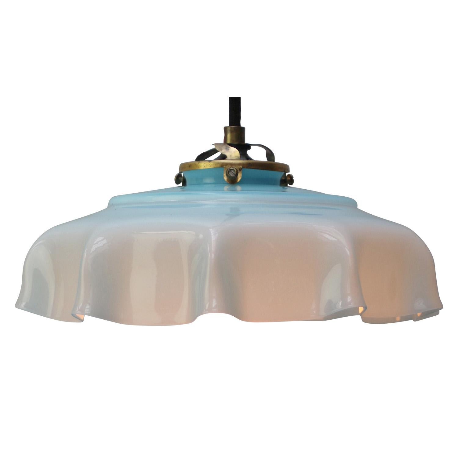 Colgante industrial de cristal opalino azul francés.

Peso 0,75 kg / 1,7 lb

Precio por unidad. Todas las lámparas se han adecuado a las normas internacionales para bombillas incandescentes, de bajo consumo y LED. Los portalámparas E26/E27 y el