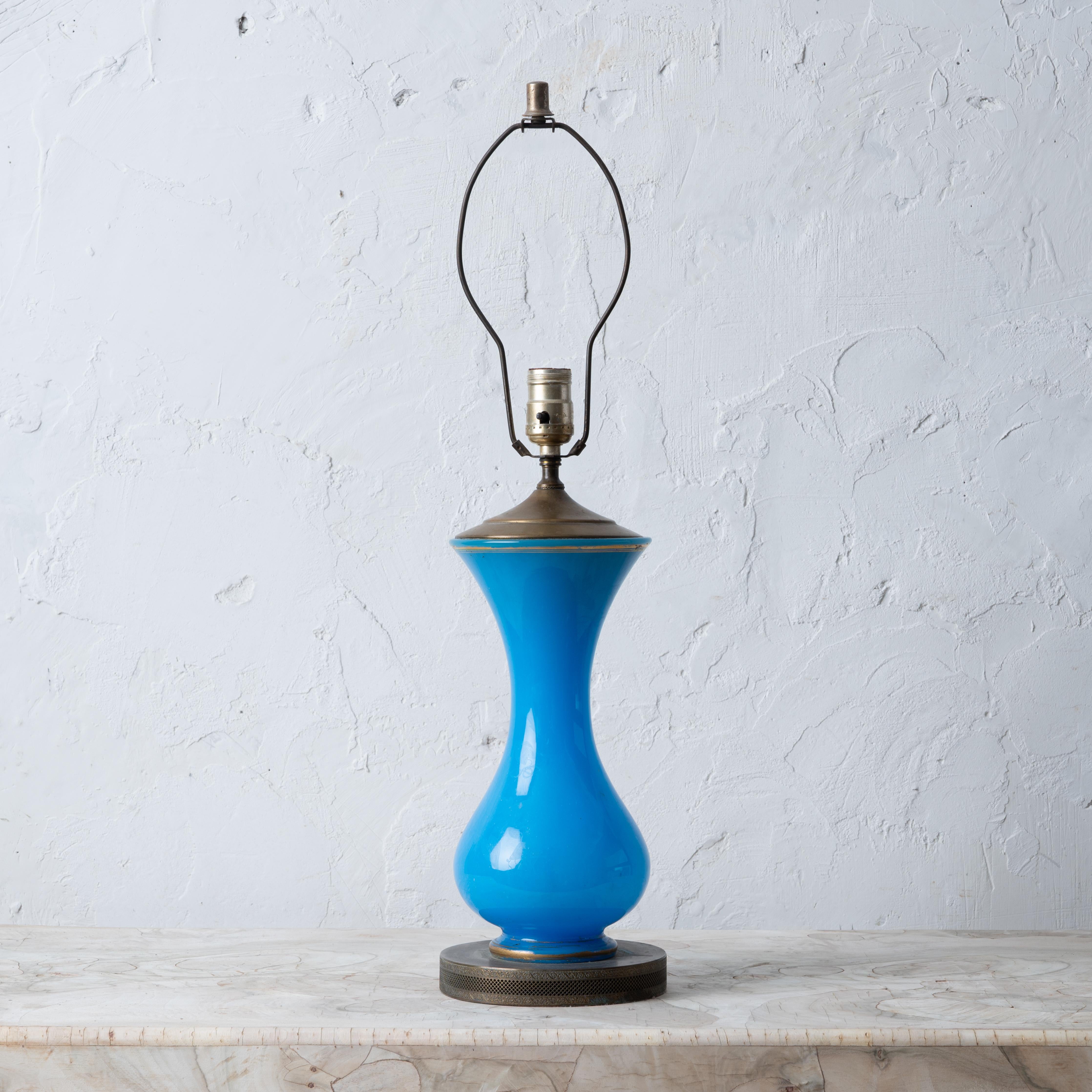 Französische Opalglasvase als Lampe, frühes 20. Jahrhundert.



6 ½ Zoll breit mal 26; 13 oben auf dem Glas



