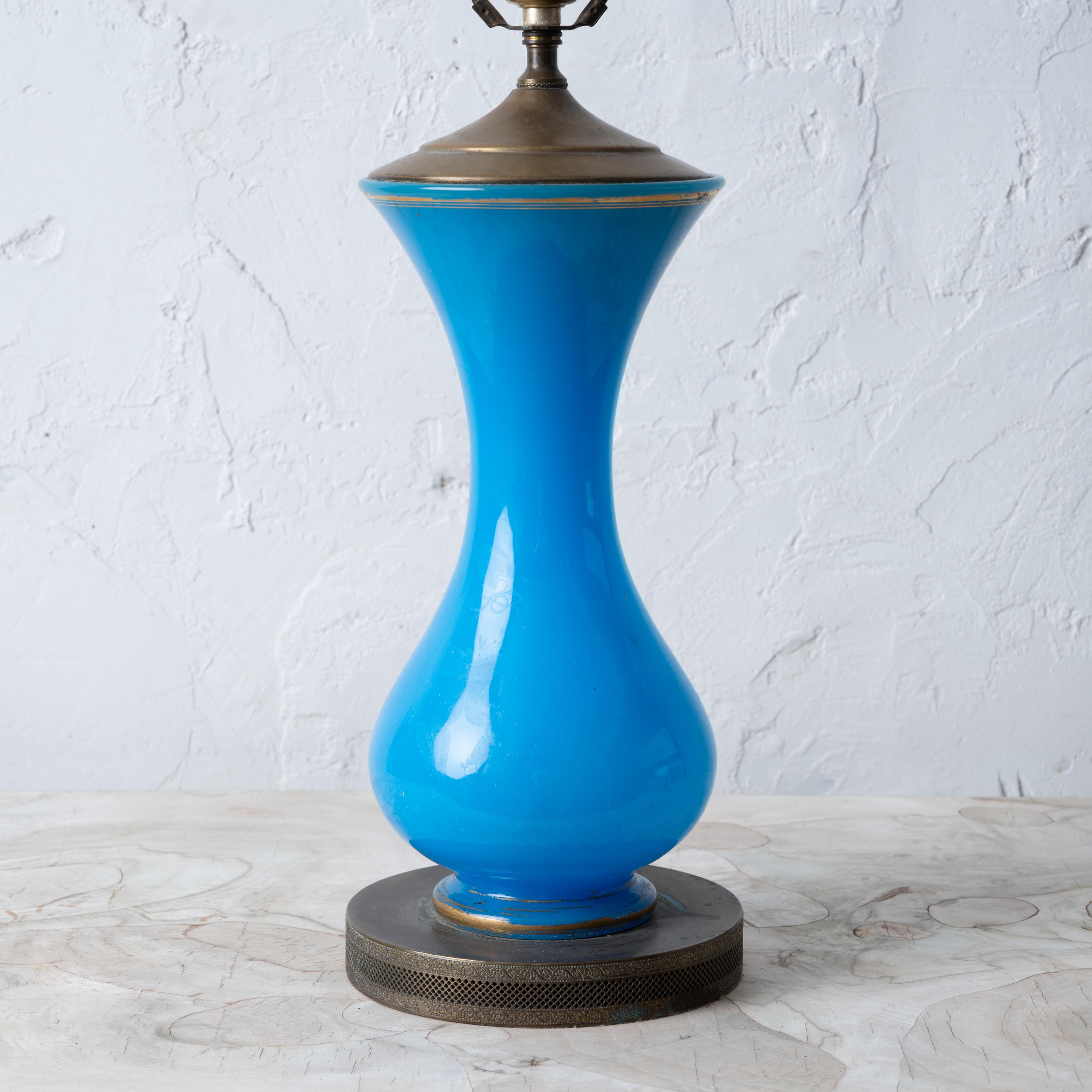 French Blue Opaline Glas Lampe im Zustand „Gut“ im Angebot in Savannah, GA