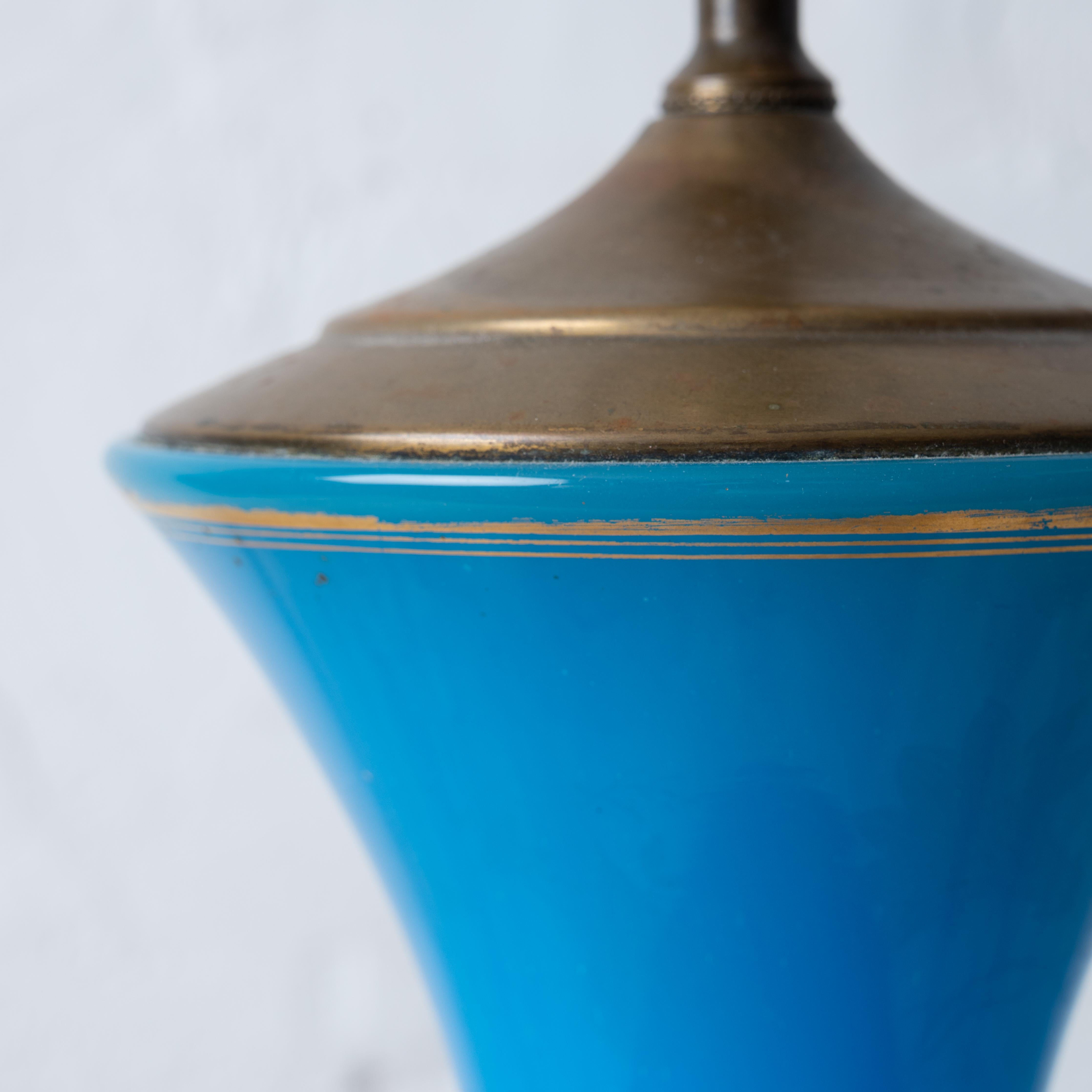 French Blue Opaline Glas Lampe (20. Jahrhundert) im Angebot