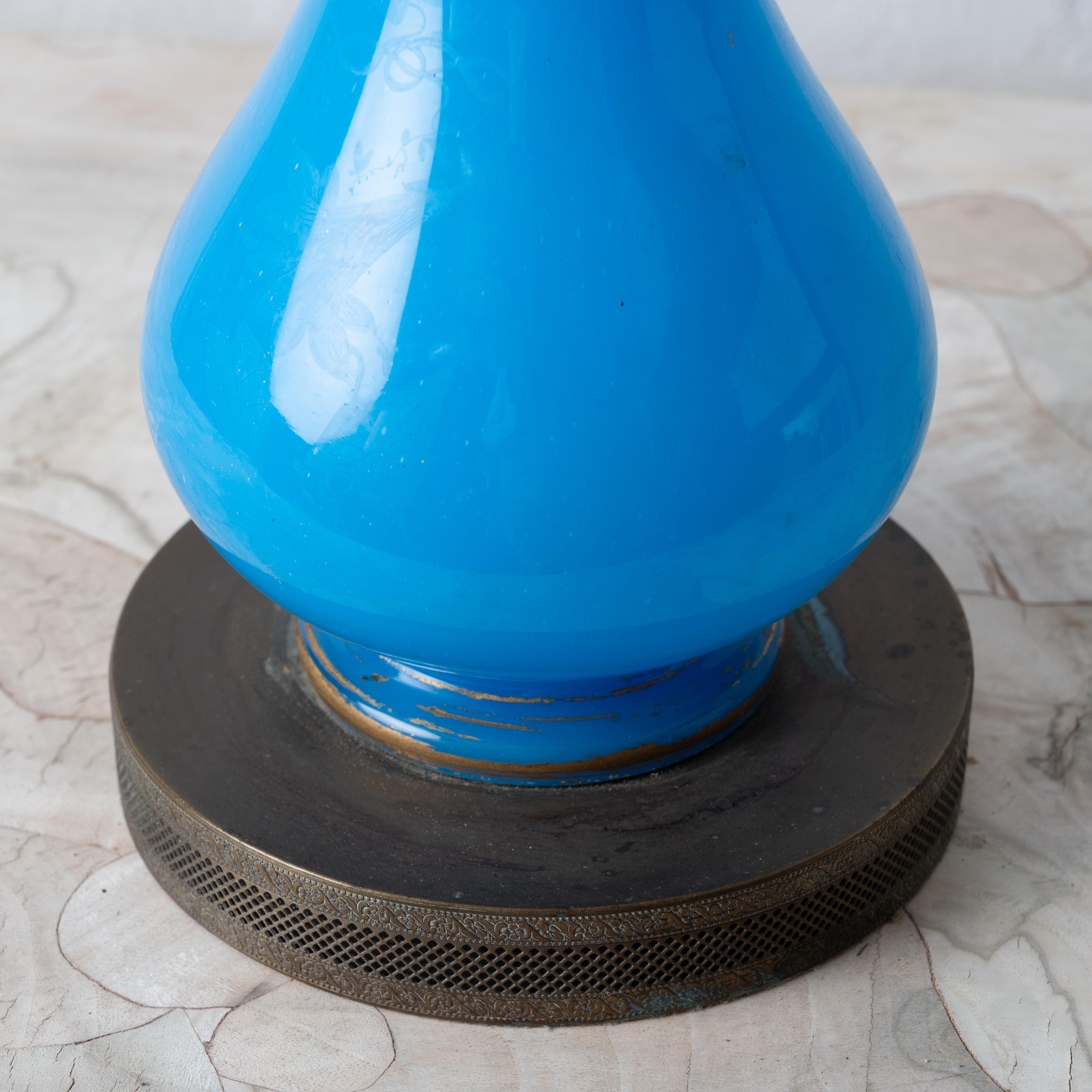French Blue Opaline Glas Lampe im Angebot 1