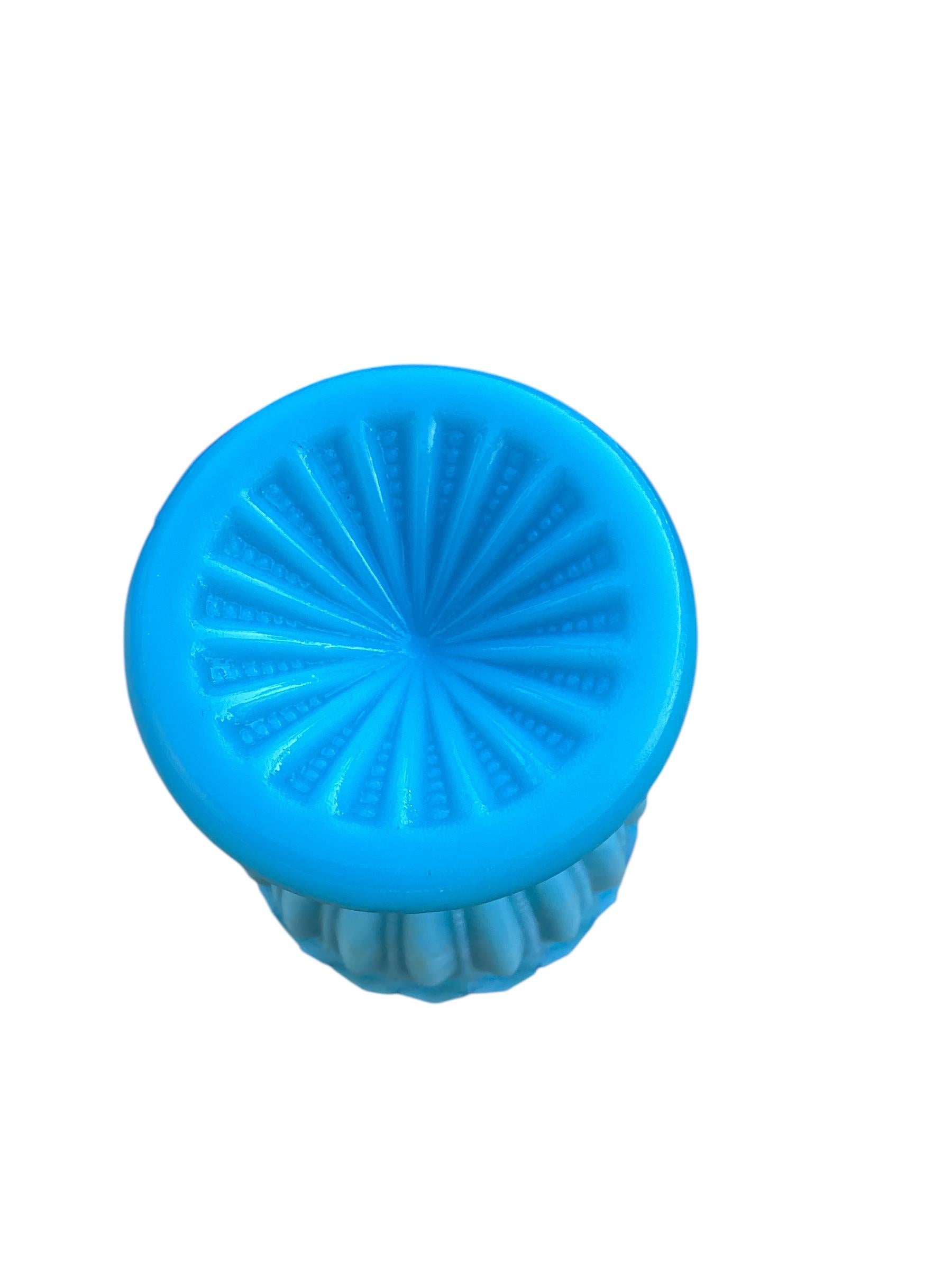 Jarrón cáliz de cristal azul opalino francés Portieux Vallerysthal Turquesa, con tallo y diseño estriado y acanalado.
