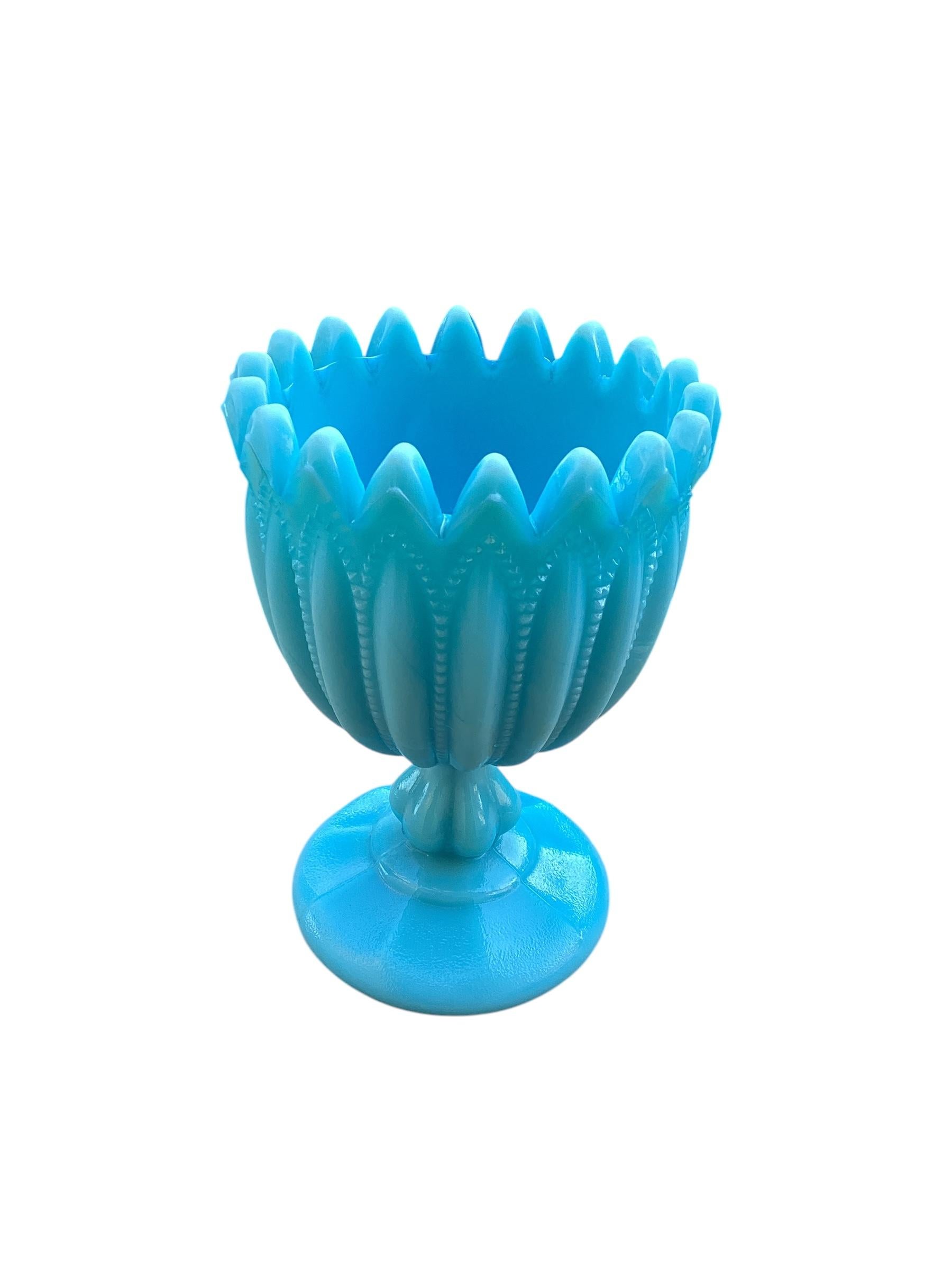 Jarrón de cristal turquesa azul opalino francés Portieux Vallerysthal en Bueno estado para la venta en Chapel Hill, NC