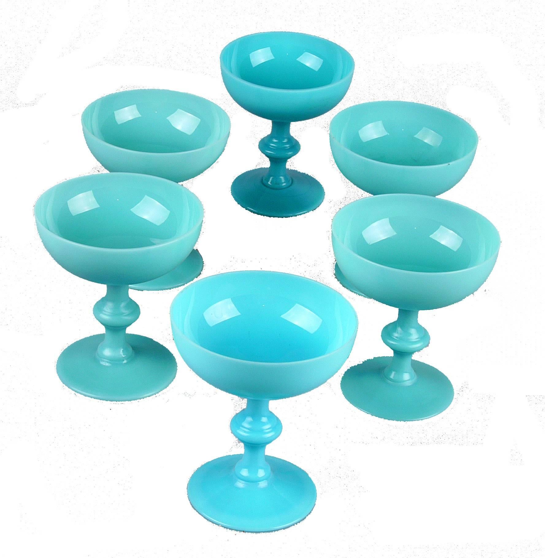 Coupe en verre opalin bleue - Label Emmaüs