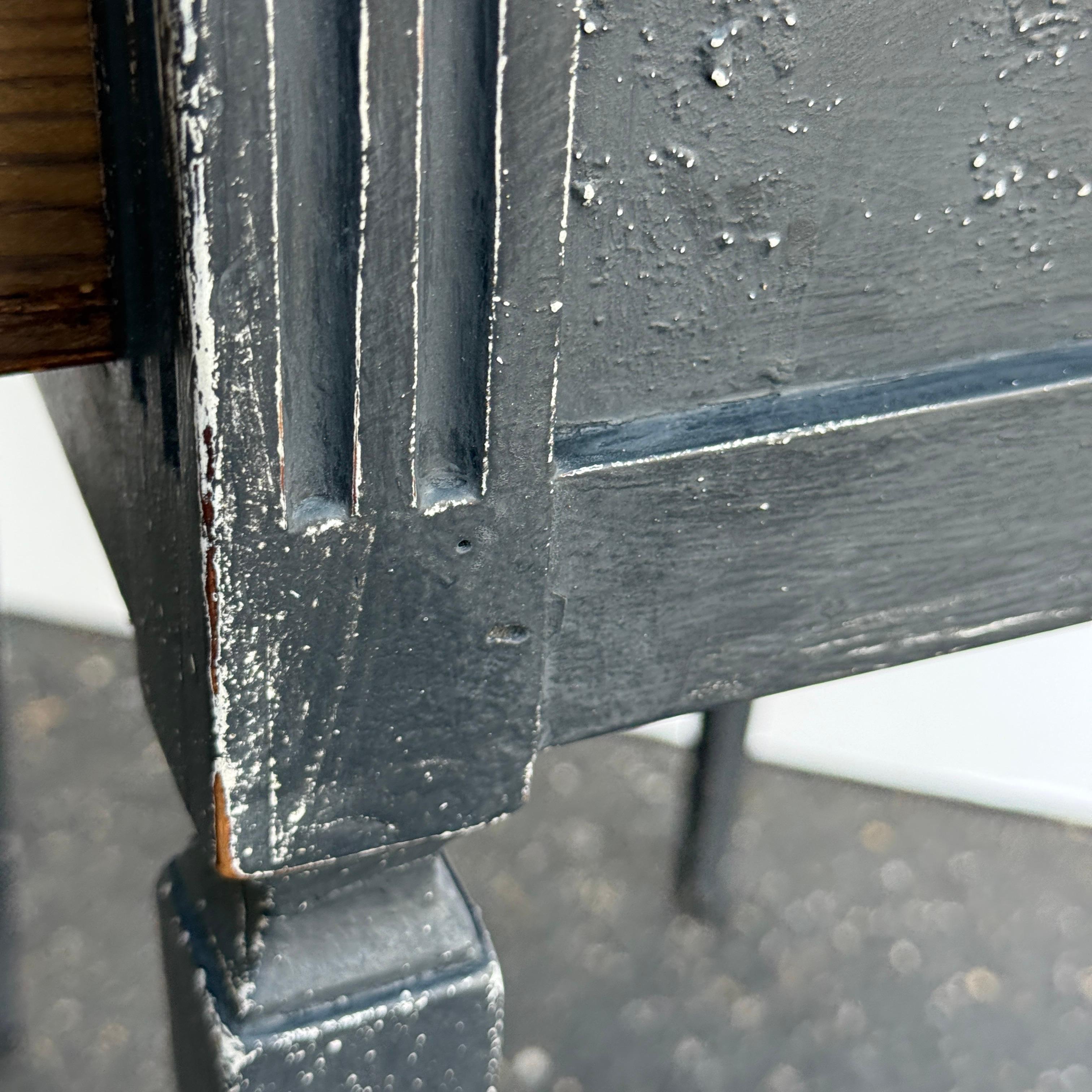 French Blue Painted Bedside Nightstand End Table mit Schubladen im Angebot 2