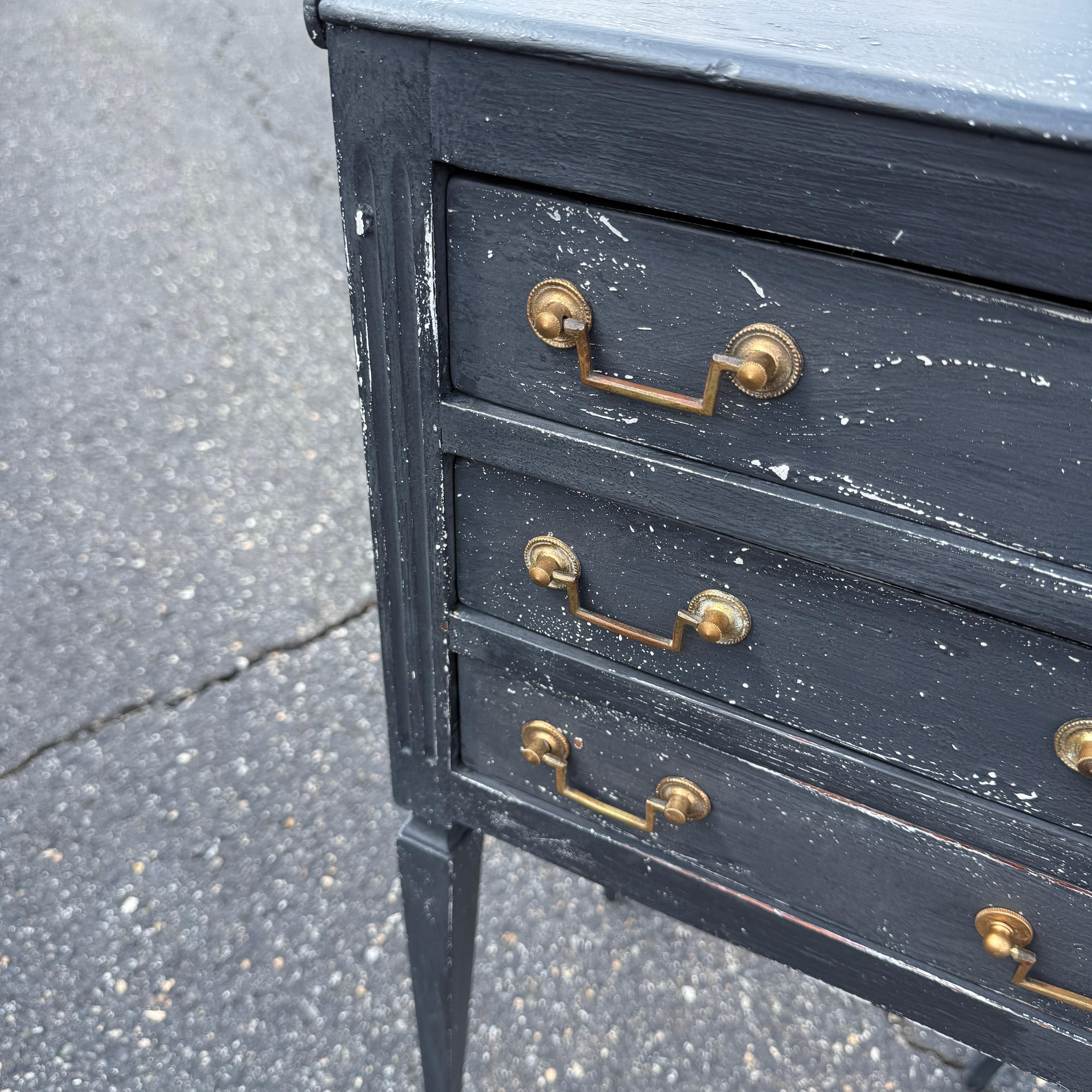 French Blue Painted Bedside Nightstand End Table mit Schubladen (Europäisch) im Angebot