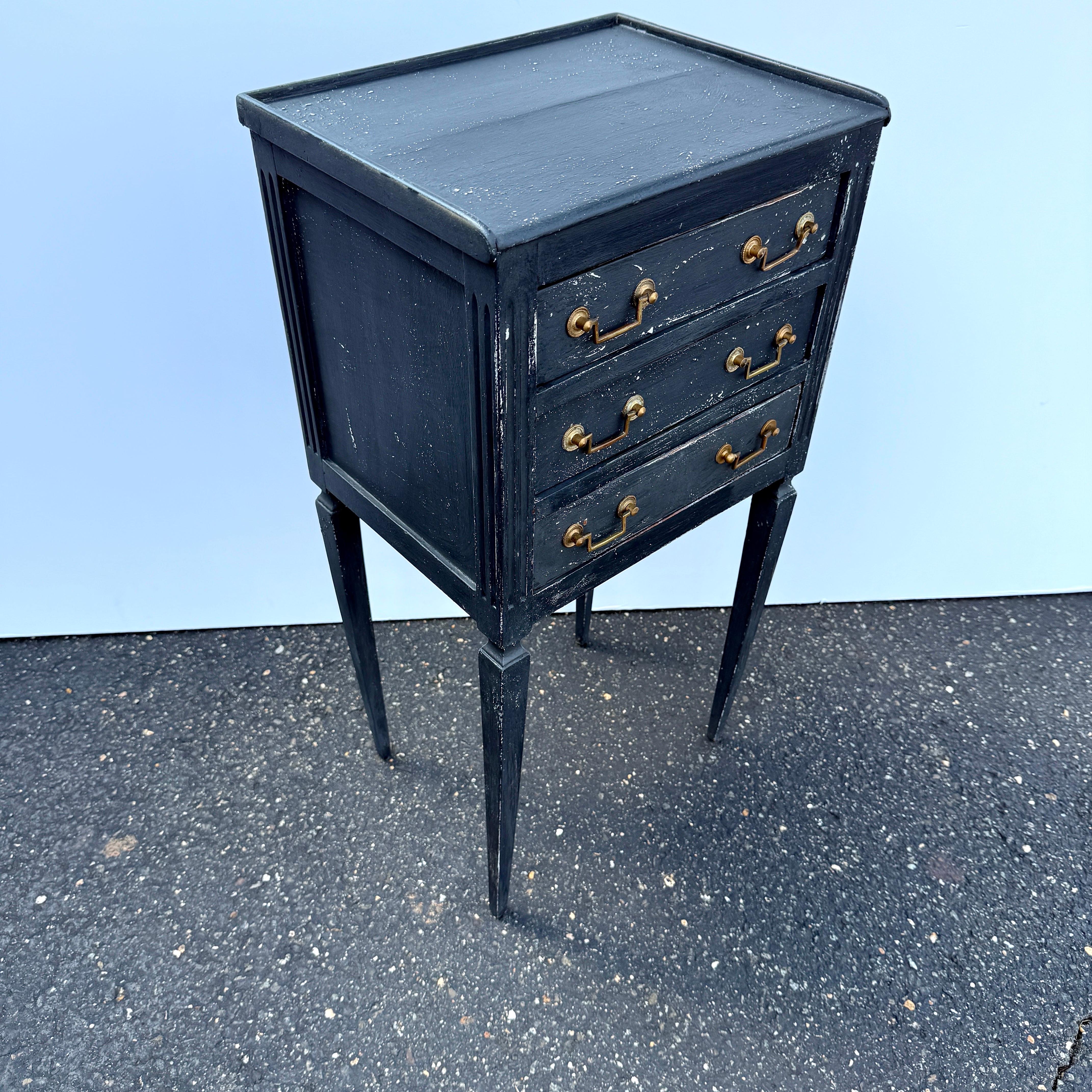 French Blue Painted Bedside Nightstand End Table mit Schubladen im Zustand „Gut“ im Angebot in Haddonfield, NJ