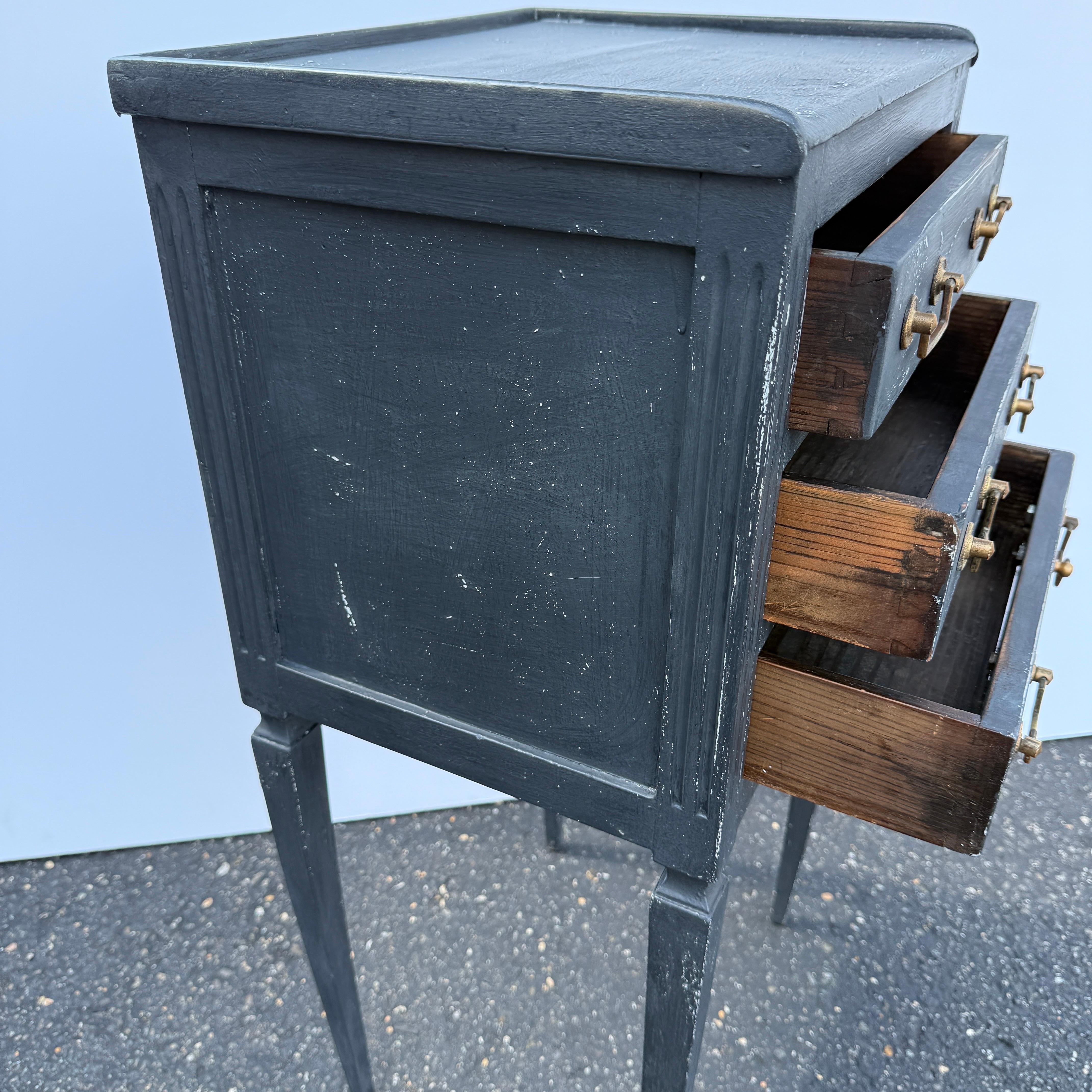 French Blue Painted Bedside Nightstand End Table mit Schubladen im Angebot 1