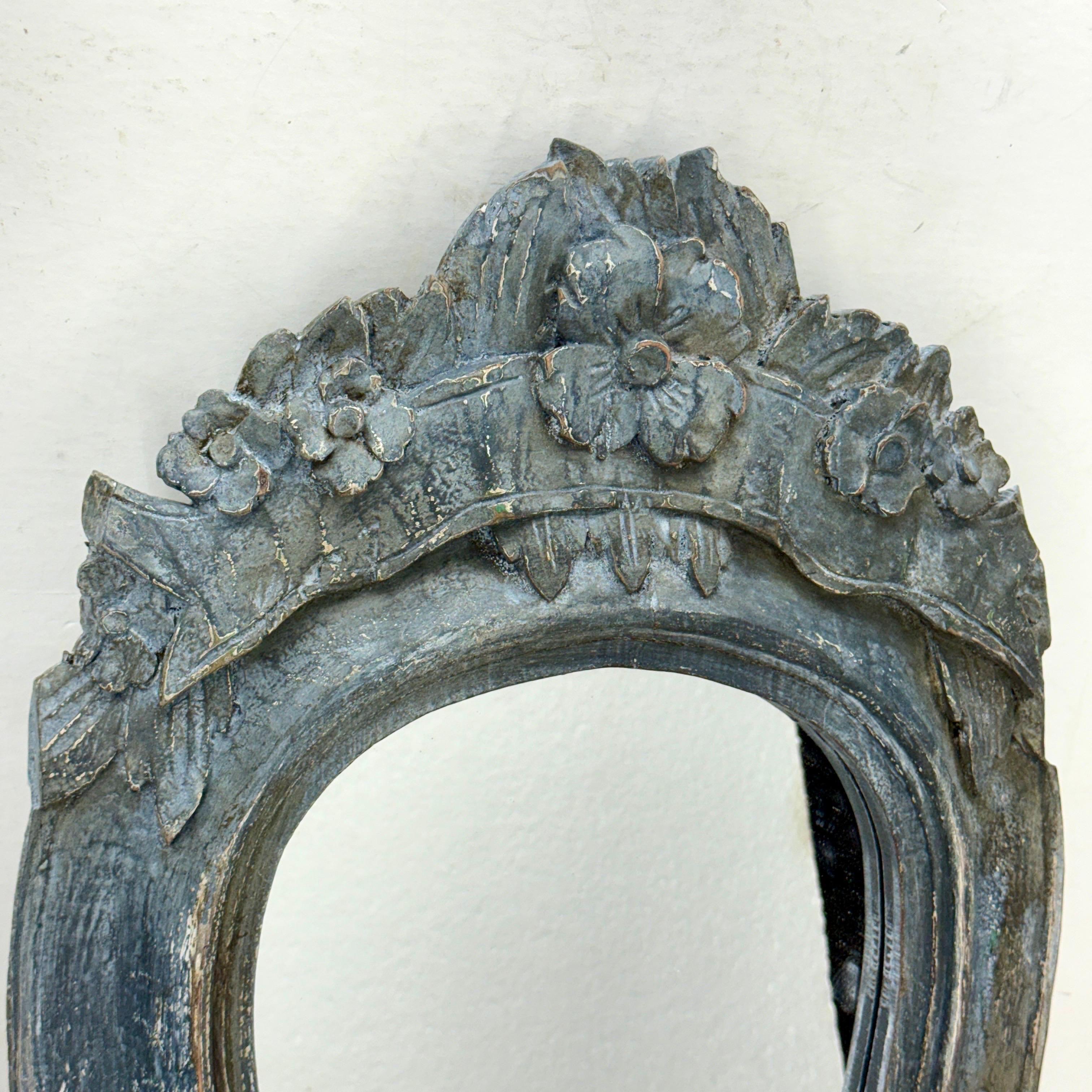 Incantevole specchio vintage dipinto di blu proveniente dalla Francia. Questo specchio è sicuramente adatto come pezzo a sé stante o come parte di una parete a galleria in un salotto, una sala da pranzo o una camera da letto. Questo specchio può