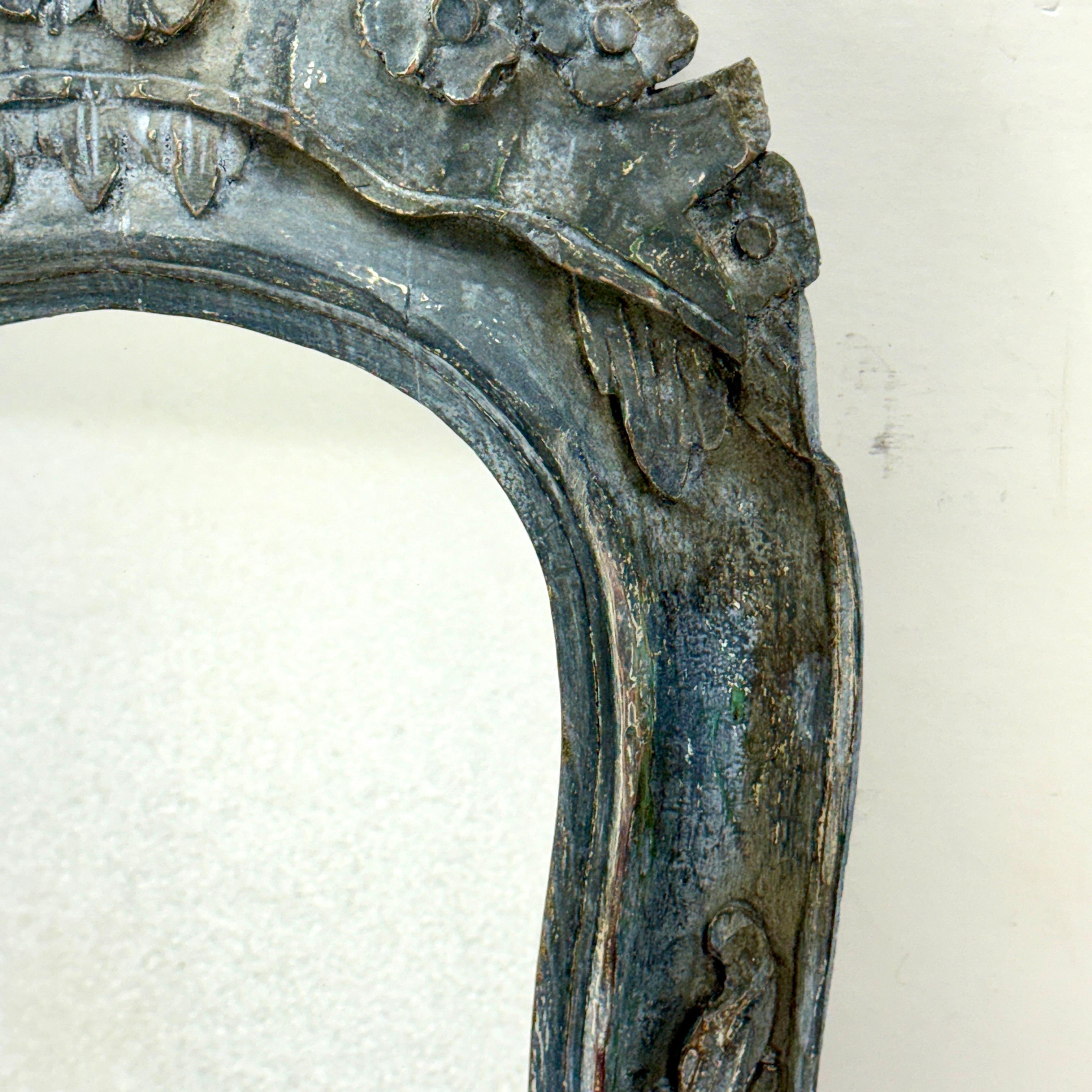 Specchio da parete in legno French Rococo dipinto di blu In condizioni buone in vendita a Haddonfield, NJ